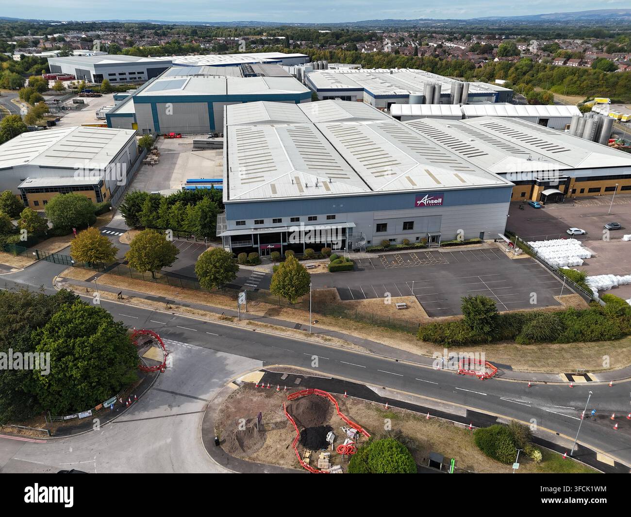 Vista aerea di un grande magazzino industriale e di una struttura di distribuzione a Golborne, vicino a Warrington, Inghilterra, Regno Unito. Foto Stock