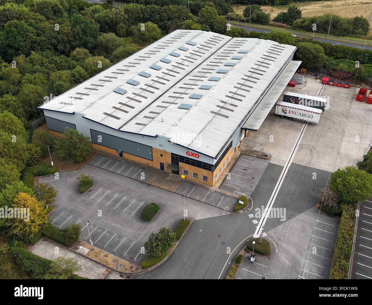 Vista aerea di un magazzino industriale e di una struttura di distribuzione a Golborne, vicino a Warrington, Inghilterra, Regno Unito. Foto Stock