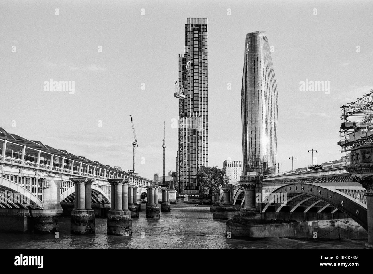 Blackfriars, Londra, Regno Unito, con il ponte Blackfriars, il ponte ferroviario, One Blackfriars e gli edifici residenziali/uffici di Bankside Yards Foto Stock