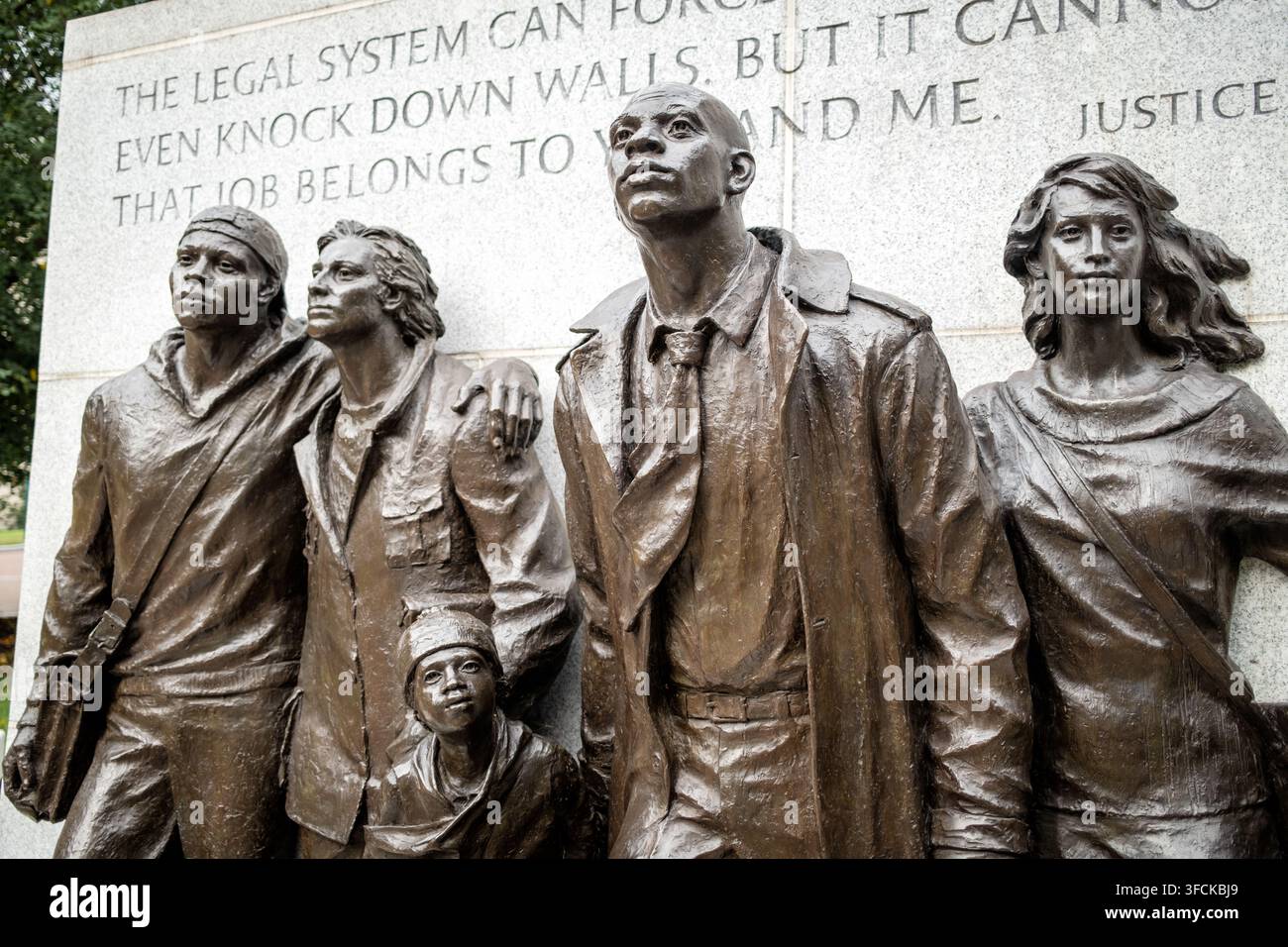 Dettaglio delle figure del Memoriale dei Diritti Civili a Richmond | RICHMOND, Virginia — Un primo piano del Memoriale dei Diritti Civili della Virginia cattura lo sguardo verso l'alto delle figure in bronzo sotto le parole incise di Thurgood Marshall su Capitol Square. Lo scultore Stanley Bleifeld ha modellato il gruppo ispirandosi agli studenti e agli avvocati dietro Davis contro il Consiglio scolastico della Contea di Prince Edward, il caso di Farmville incluso in Brown contro il Consiglio scolastico dell'Educazione nel 1954. Foto Stock