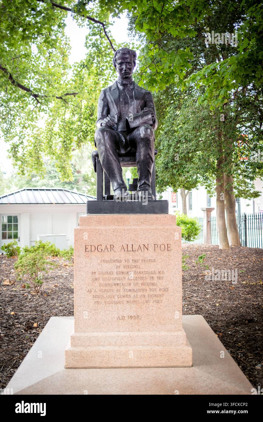 Iscrizione alla base della statua di Poe a Richmond | RICHMOND, Virginia — Rivolto verso la telecamera, il piedistallo in granito del monumento a Poe racconta la sua storia: "Offert al popolo della Virginia da George Edward Barksdale, M.D." La formulazione diplomatica dell'iscrizione riecheggia, quasi parola per parola, la formulazione sul piedistallo di Stonewall Jackson del 1875 altrove su Capitol Square – una formula per accettare monumenti dono che il Commonwealth ha riutilizzato per otto decenni. Foto Stock