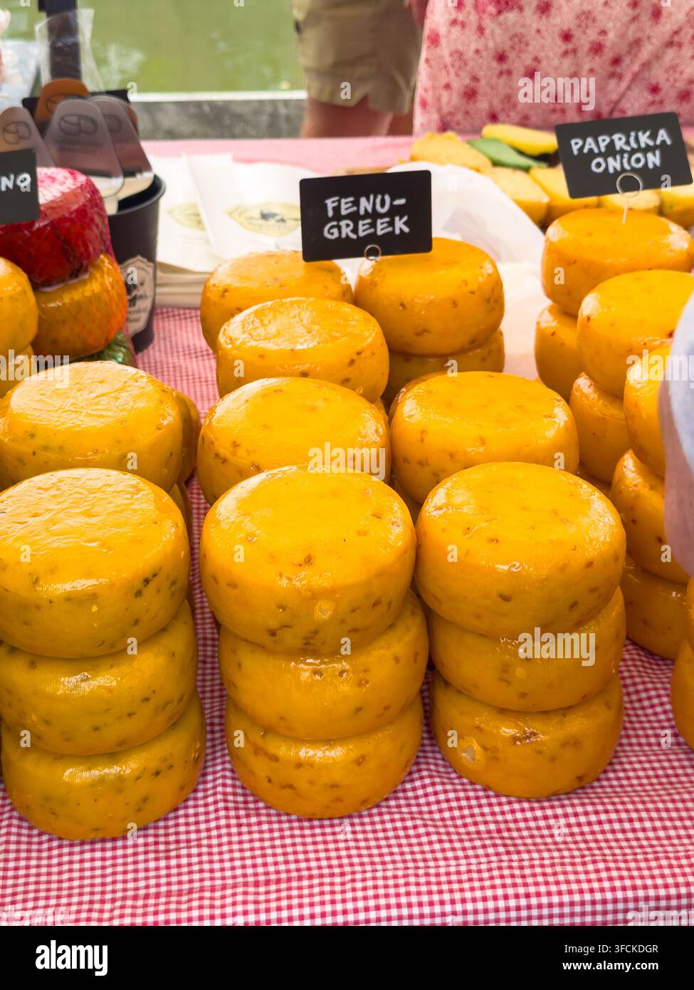 Pile di ruote di formaggio allo zafferano e paprika con cipolla al mercato dei contadini di Alkmaar nei Paesi Bassi Foto Stock