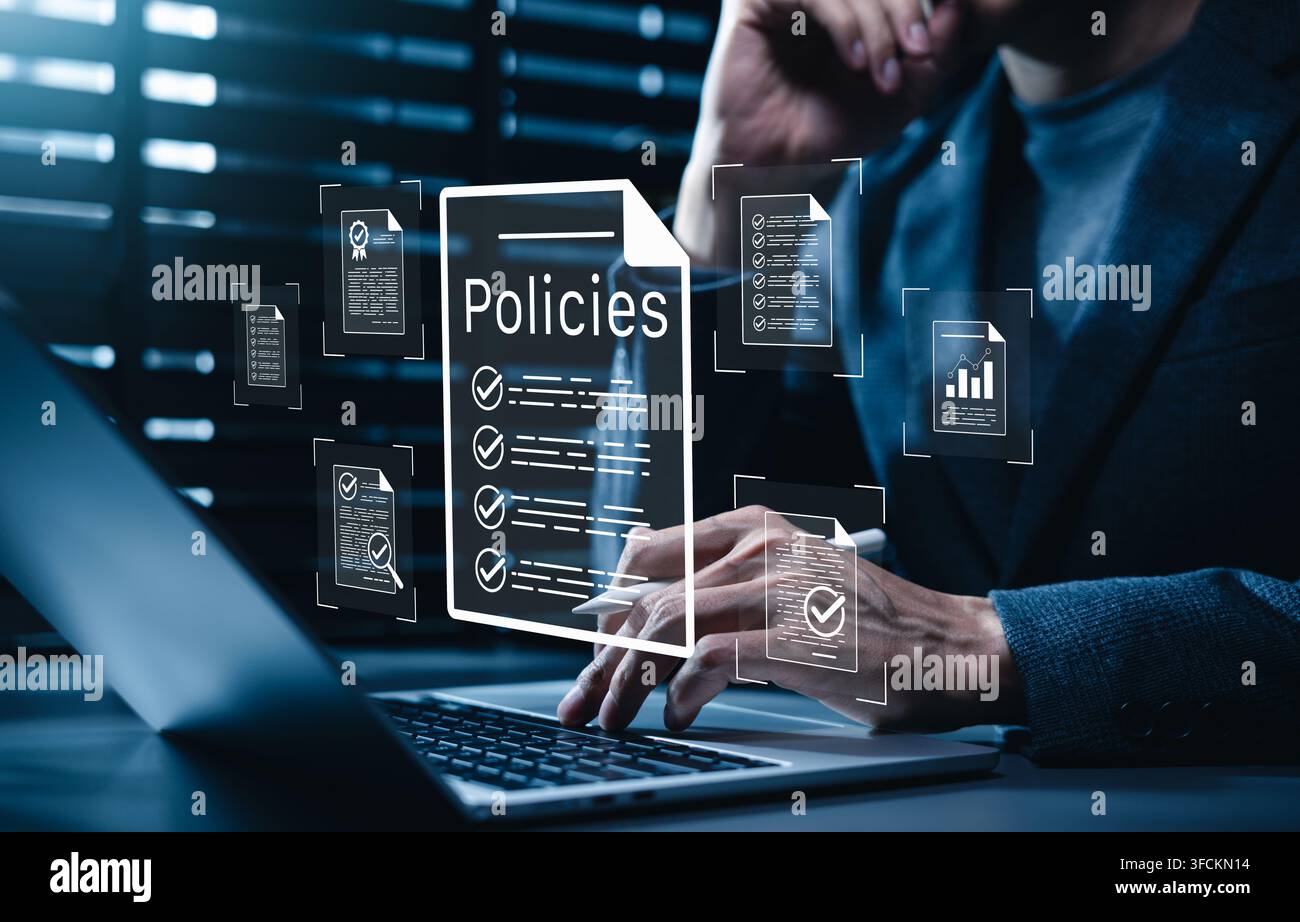 Documentazione delle politiche e concetto di conformità. Uomo d'affari esamina un documento digitale etichettato "Poliche" con icone, checklist, certificazioni, finanze Foto Stock