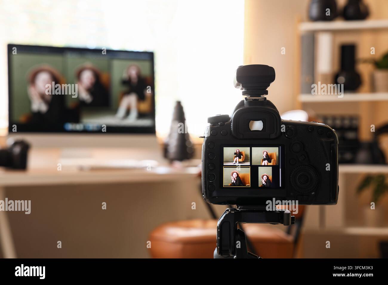 Flusso di lavoro della fotografia e editing digitale, fotocamera professionale su treppiede che cattura una sessione portrait con monitor del computer nello studio home office Foto Stock