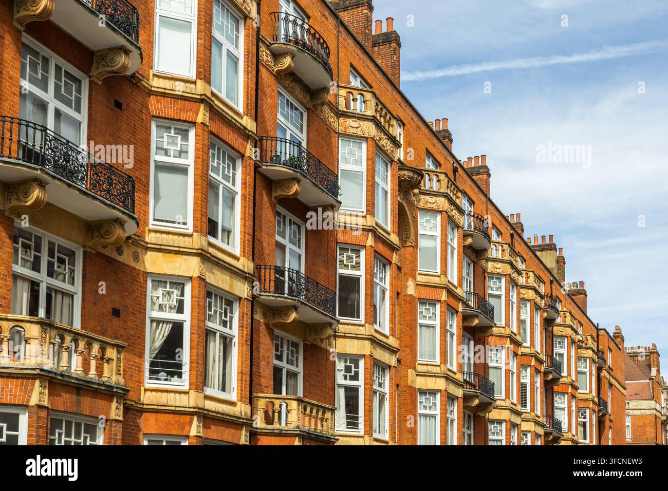 Facciata di edificio residenziale britannico in mattoni rossi con finestre Foto Stock