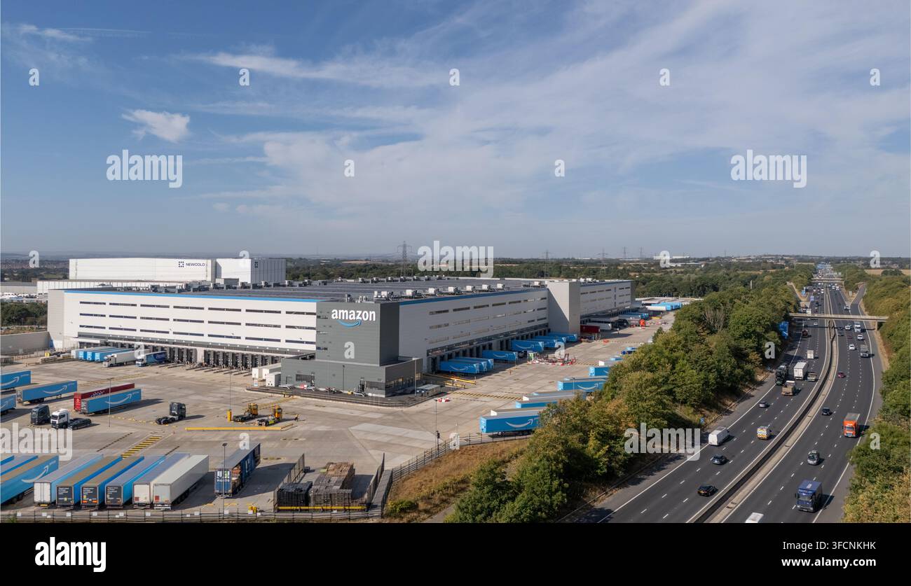 Centro di distribuzione Amazon, Regno Unito, veduta aerea che mostra un grande magazzino di distribuzione, aree di carico e operazioni logistiche Foto Stock