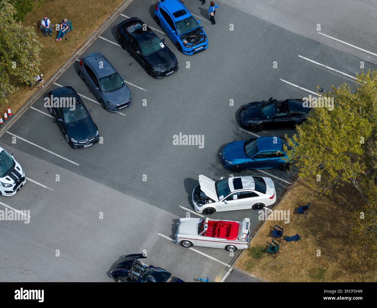 Harrogate, Yorkshire UK, 16 agosto 2026: Fotografia aerea dall'alto che mostra auto sportive, berline, cabriolet e veicoli classici esposti al mercato Foto Stock