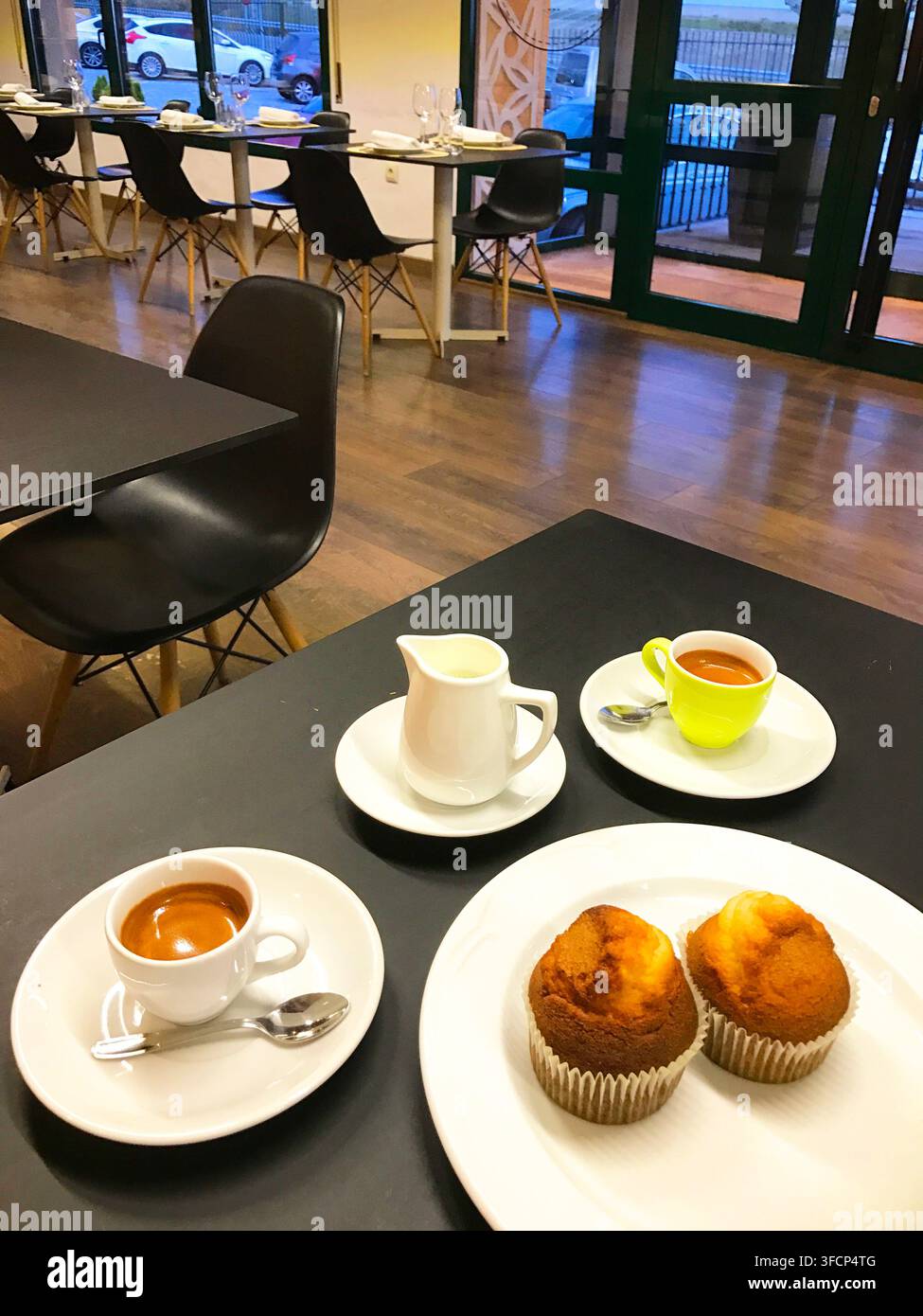 Due tazze di caffè e muffin in una caffetteria. Spagna. Foto Stock