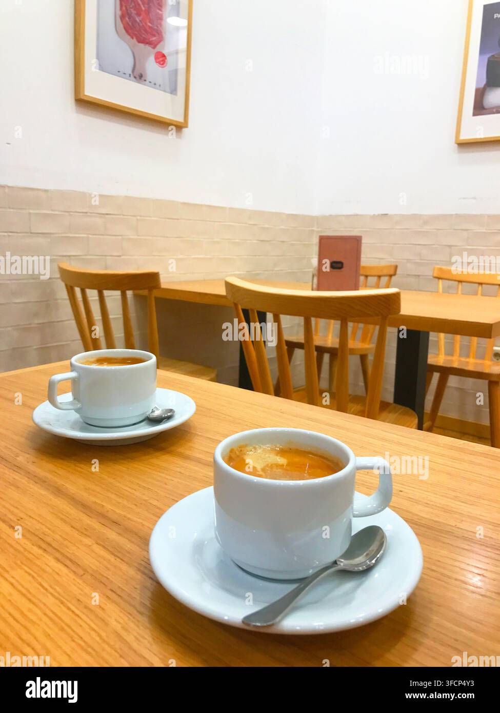 Due tazze di caffè in un caffè. Foto Stock