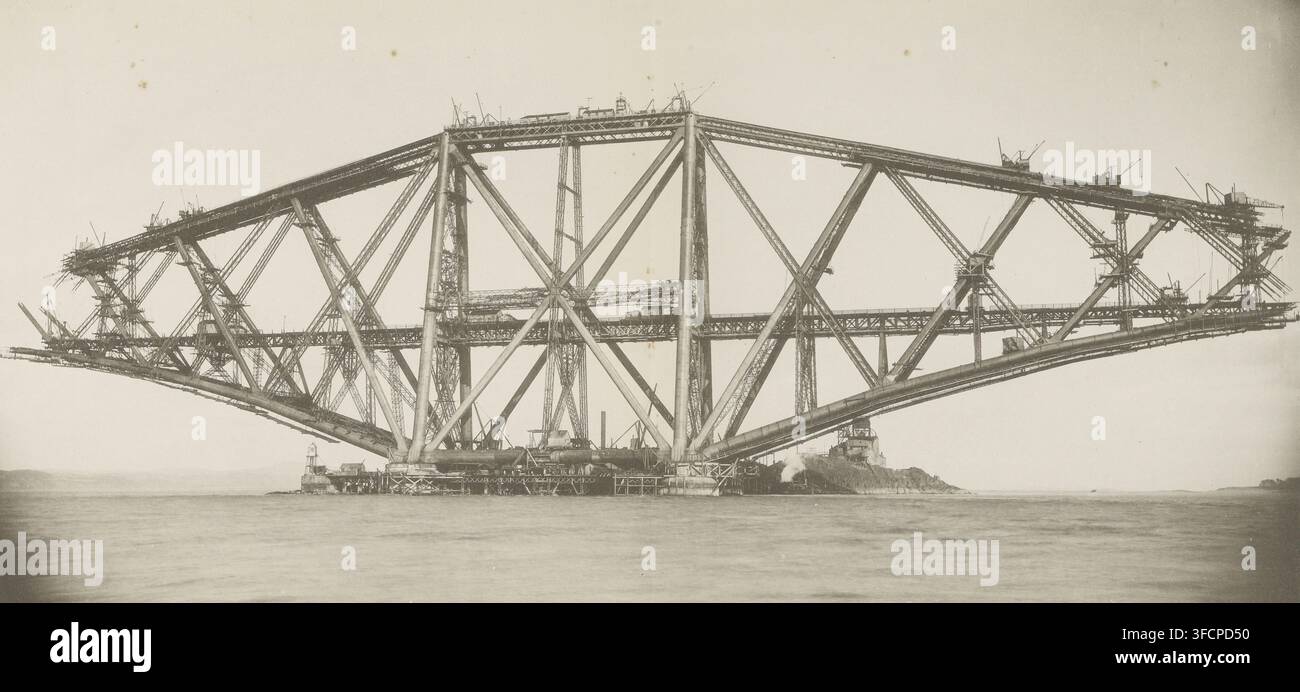 Cantilever Inch Garvie dalla HMS Devastation, pagina, stampa fotomeccanica, numero: 'Tavola XXXII.', iscrizione: 'Il cantilever Inch Garvie ha raggiunto questa fase, prima di raggiungere le posizioni delle travi centrali.', stampatore (persona): Photophane Company, Regno Unito, 1889-03, stampatore (persona), carta, collotipia, stampa leggera, altezza 277 mm x larghezza 584 mm, cantiere, ponte, materiali da costruzione, Forth Bridge., Una vasta fotografia in bianco e nero di un grande ponte in acciaio in costruzione che si estende su un corpo d'acqua, mostrando un massiccio reticolo di tralicci diagonali e verticali e cilindrici Foto Stock