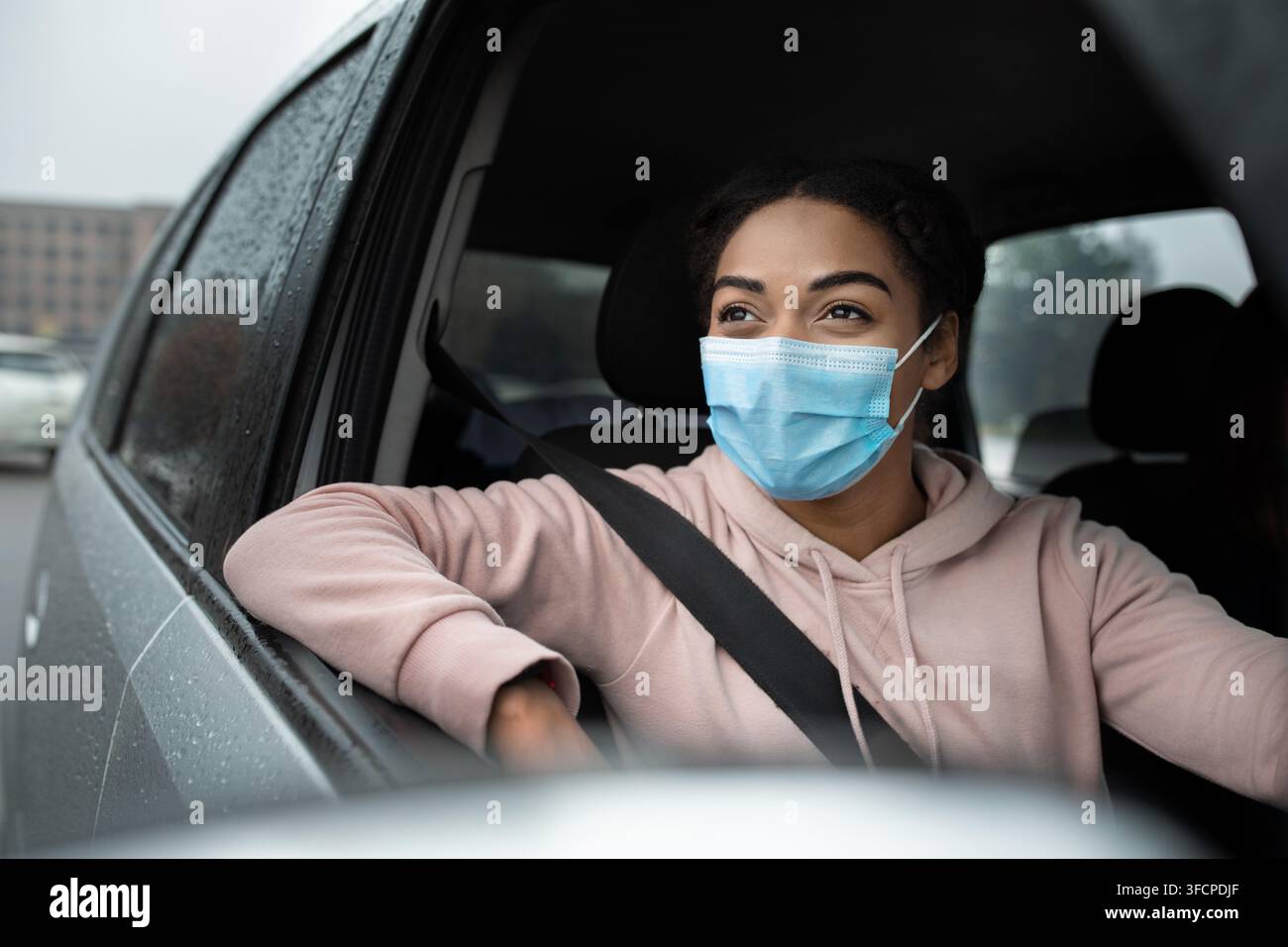 Donna che regge il volante, auto guida, assicurazione, scuola guida Foto Stock