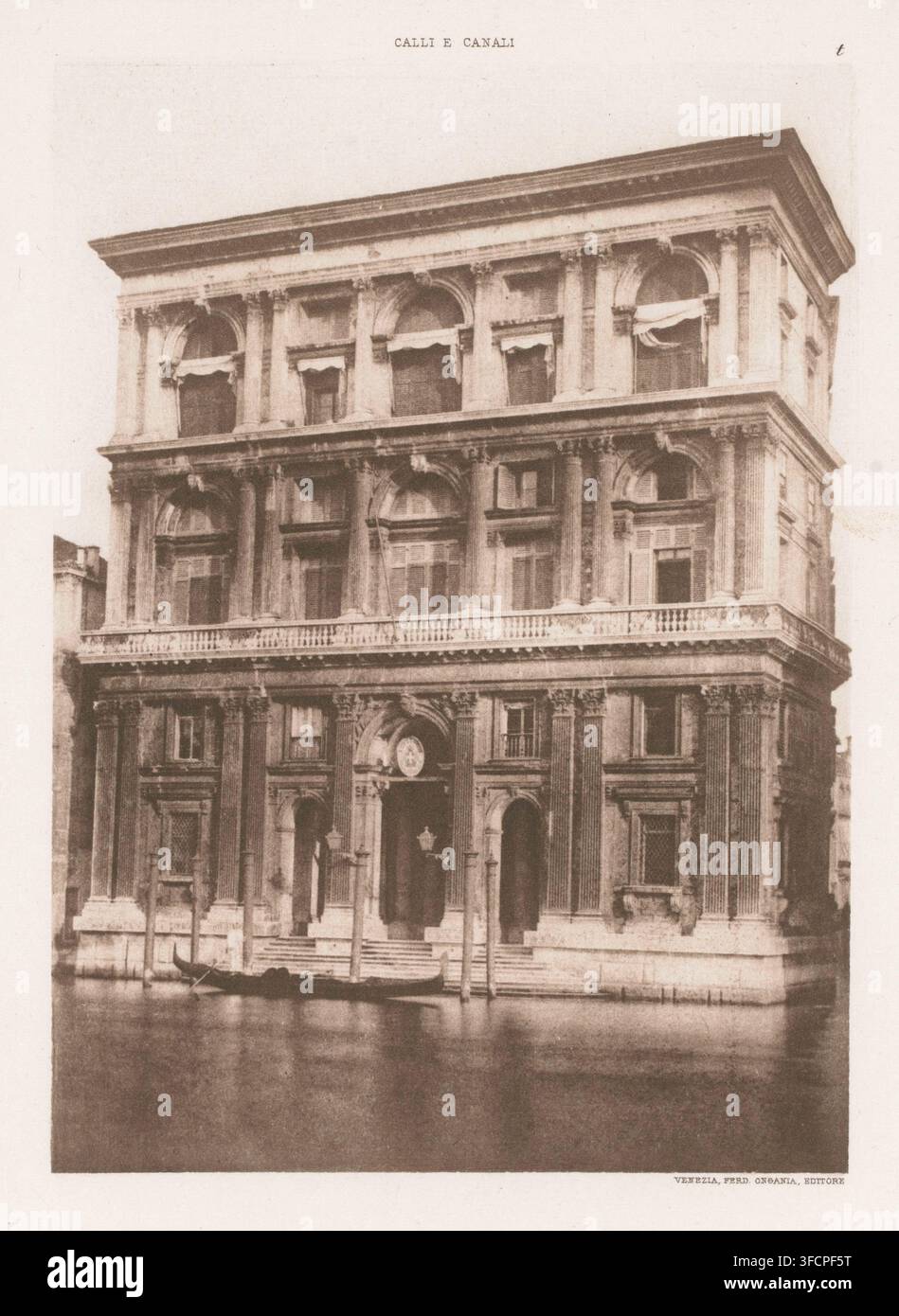 Vista del Palazzo Grimani di San Luca sul Canal Grande a Venezia, Calli e canali, pagina, stampa fotomeccanica, iscrizione: 't', Venezia, editore: Ferdinando Ongania, c. 1888 - prima del 1898, carta, fotoaquatinta, altezza 185 mm x larghezza 130 mm, canali, acque (in città), palazzo, Palazzo Grimani. Una fotografia seppia di un edificio classico a più piani che si erge direttamente da un canale, mostrando colonne ornate, finestre ad arco con persiane e tende a baldaio, una fascia decorativa del balcone tra i piani superiori e inferiori, un grande ingresso centrale con arco arrotondato e pilastri ai lati, pietra Foto Stock
