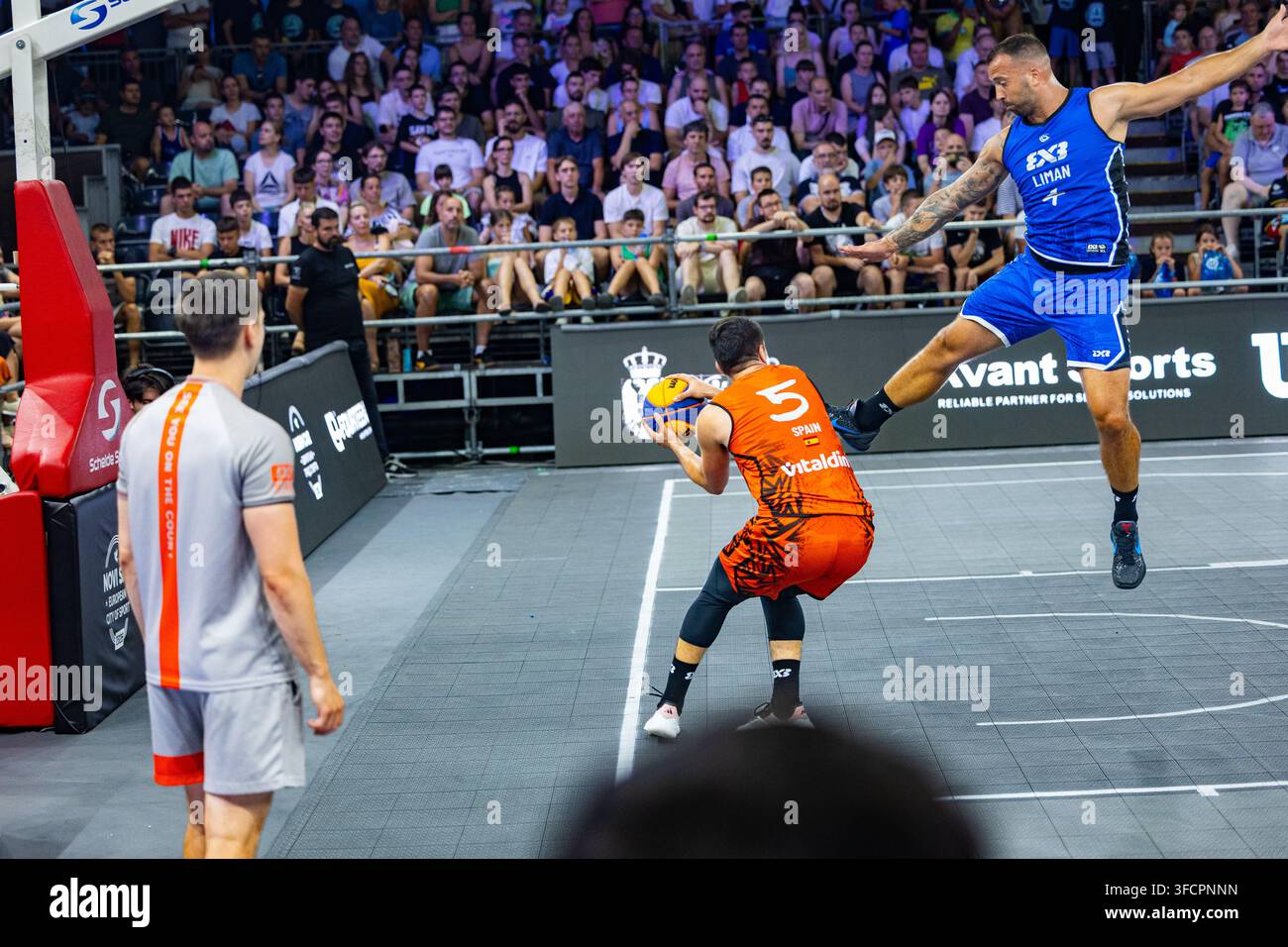 Uomini che giocano una partita intensa di basket 3x3 di notte Foto Stock