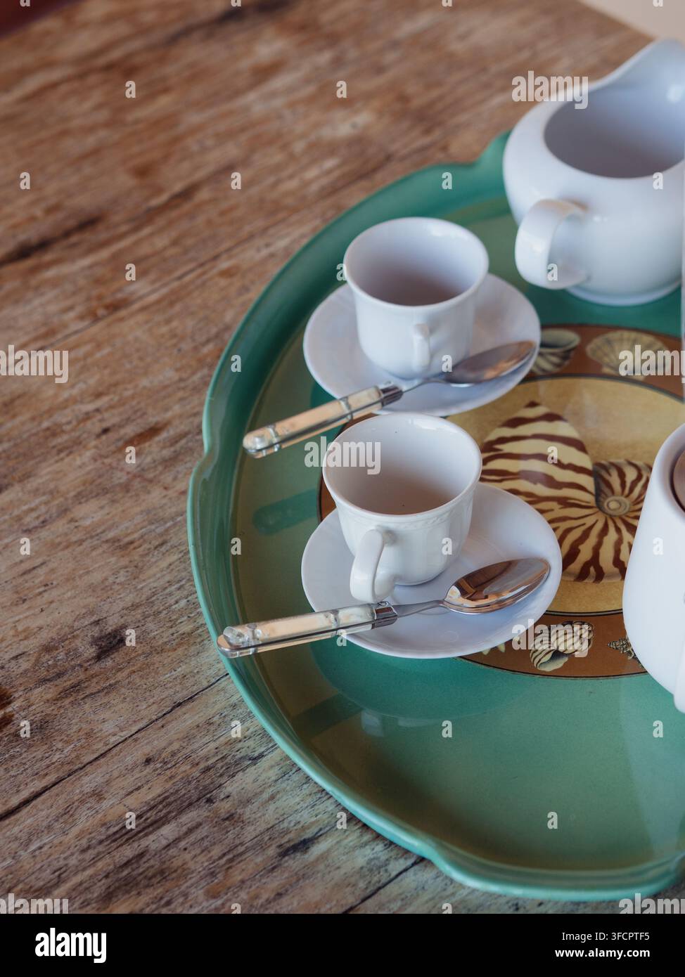 Set da caffè vintage per due su un vassoio decorativo Foto Stock