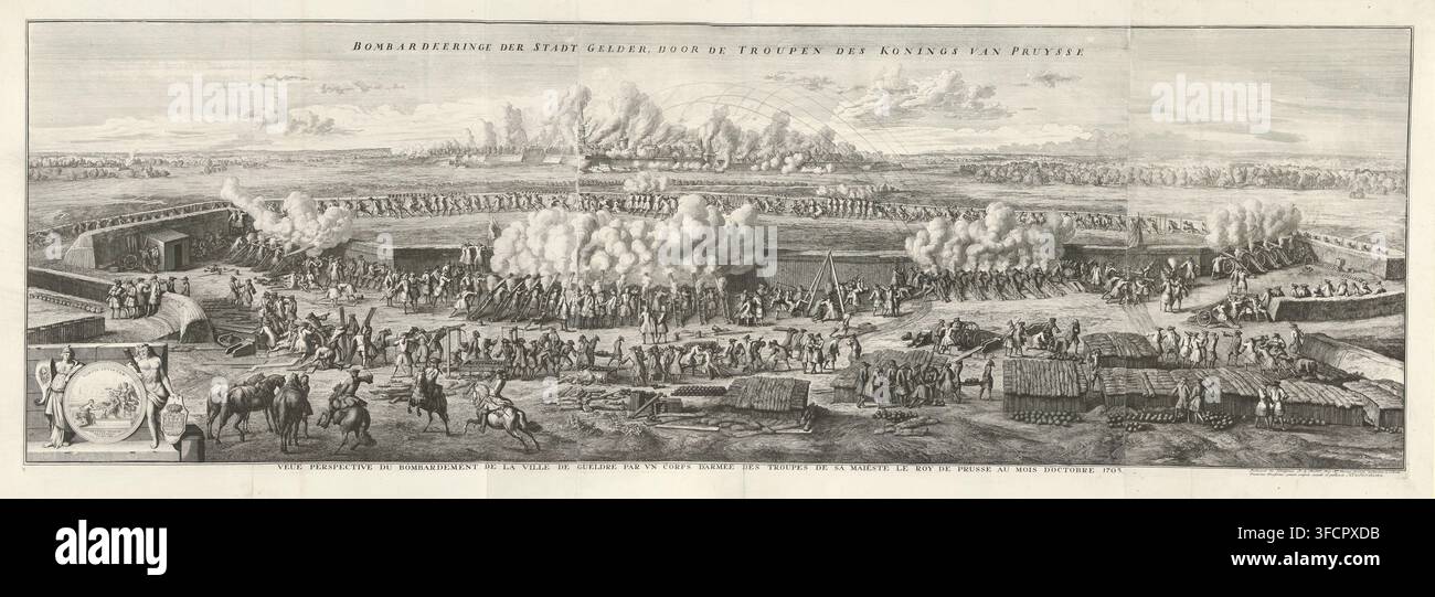 Bombardamento di Geldern, 1703, Bombardeeringe della città di Gelder, dalle truppe del re di Prussia, Vista prospettica del bombardamento della città di Geldern da parte di un corpo armato delle truppe di sua madre, il re di Prussia, nel mese di ottobre del 1703, stampa, Il bombardamento di Geldern da parte delle truppe prussiane sotto il generale Lotthum nel mese di ottobre del 1703. Vista molto ampia (stampata da tre lastre) dal campo degli assedianti dove vengono prodotte e sparate palle di cannone. Numerato in basso a destra: Tom. II. No. 7 (numero da: Du Mont, 1729)., incisore: Jan van Huchtenburg, Nord Foto Stock