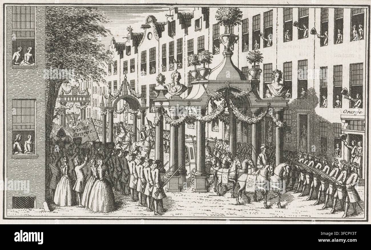 Ingresso di Guglielmo IV come Statolder all'Aia, 1747, stampa, L'ingresso del principe Guglielmo IV come Statolder all'Aia, 14 maggio 1747. La carrozza con il principe attraversa un arco trionfale sulla strada. Lungo la strada, una guardia d'onore e il pubblico., incisore, carta, incisione, altezza 86 mm x larghezza 140 mm, Persona, Guglielmo IV (principe di Orange-Nassau), ingresso trionfale e accoglienza pubblica, processione, 'entrée solennelle', 'joyeuse entrée', Elevazione del principe Guglielmo IV a Statolder ereditario (1747), L'Aia, Periodo, 1747-05-12., Una scena di strada densa in un'incisione monocroma Foto Stock