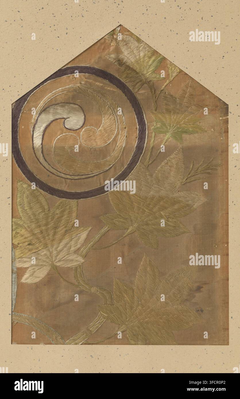 Frammento tessile, frammento, materiali tessili, ricamo raffigurante fiori, foglie e il Mitsu-domo-e., Giappone, 1575 - 1600, seta, altezza 25 cm x larghezza 16,5 cm., Un pannello rettangolare con una parte superiore appuntita si trova su uno sfondo beige macchiato, la superficie del pannello mostra un tessuto tessuto o ricamato in toni caldi del marrone con un grande motivo circolare vicino all'angolo superiore sinistro composto da anelli concentrici e forme a spirale in fili color crema, marrone chiaro e marrone scuro, e steli a forma di vite e grandi foglie stilizzate in filo verde spento e dorato che si estendono sul pannello, i punti di ricamo e il tessuto Foto Stock