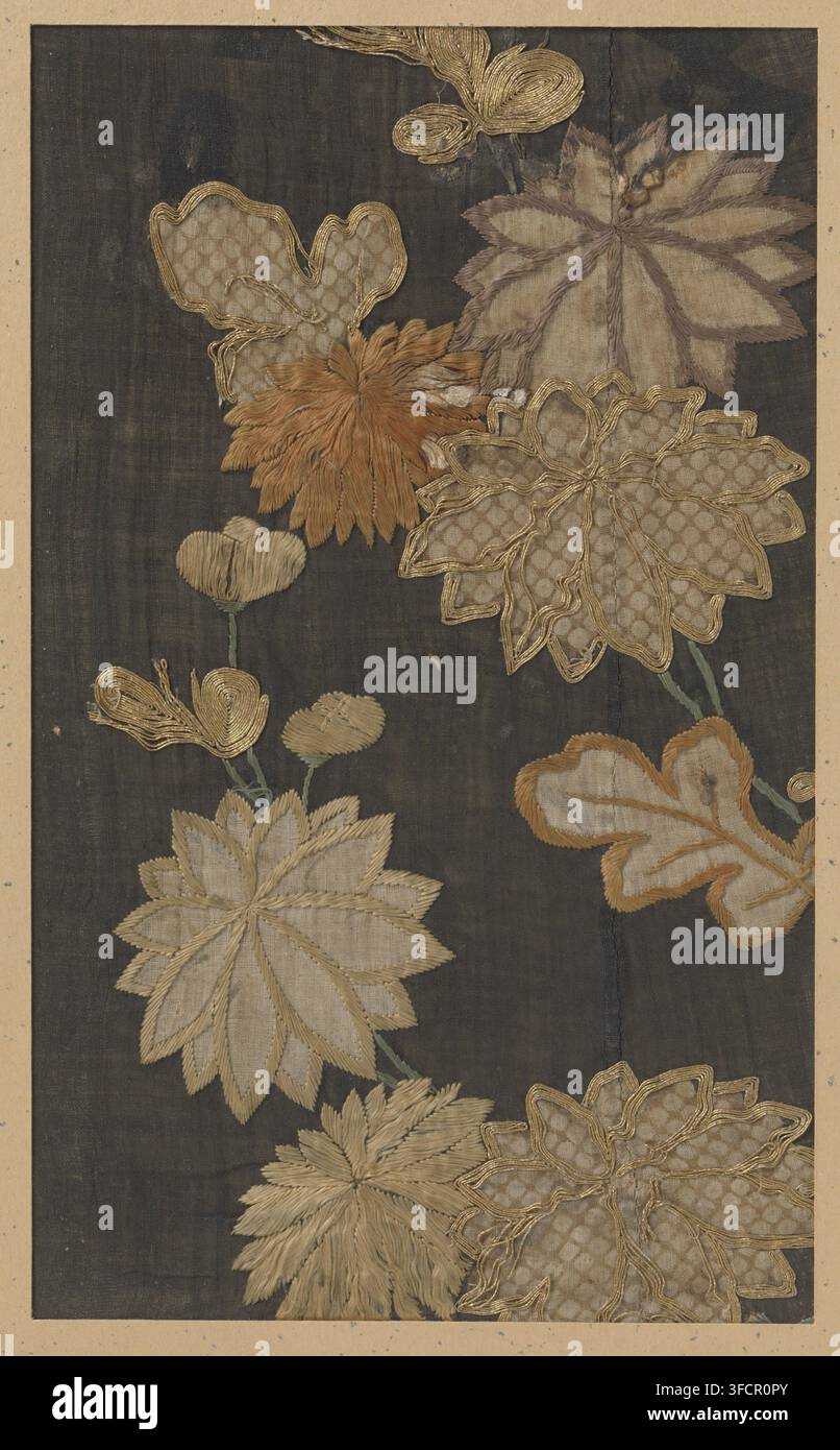 Frammento tessile, frammento, materiali tessili, ricamo e applicazione di crisantemi su sfondo scuro., Giappone, 1688 - 1703, Scuola, Stile, Scuola d'arte asiatica, Genroku, seta, altezza 26,8 cm x larghezza 16 cm., Un pannello di stoffa scuro verticale incorniciato da un bordo più chiaro presenta una serie di motivi floreali ricamati in fili beige, marrone e dorati smorzati. Grandi fiori stilizzati con forme di petali stratificate compaiono sul pannello, alcuni riempiti con un tessuto a motivi a rete e contornati da filo metallico lucido, mentre altri sono realizzati con una ricamata densa e strutturata che crea un aspetto piumato Foto Stock