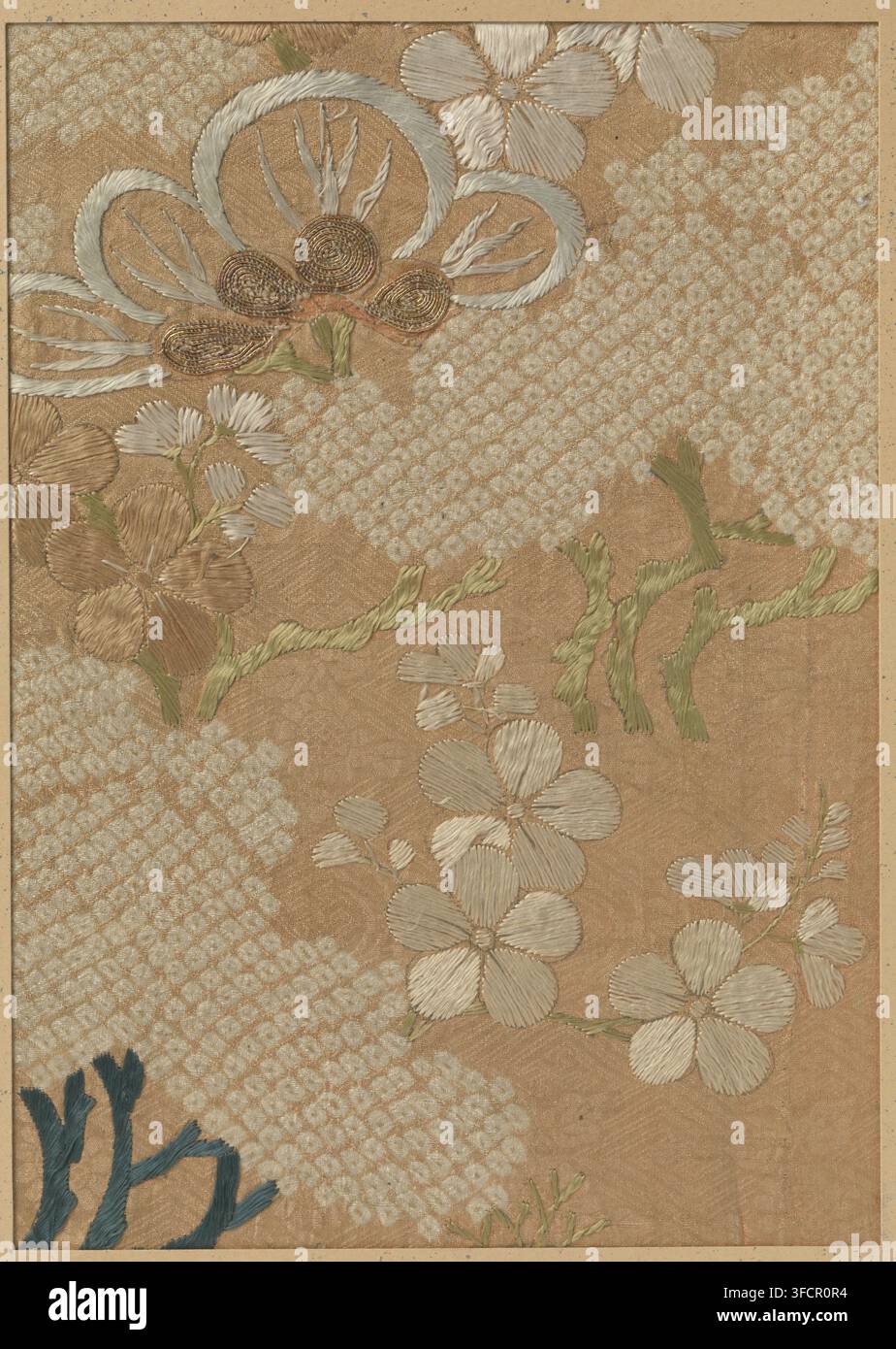 Frammento tessile, frammento, materiali tessili, ricamo e stampa di alberi e fiori su damasco color ocra., Giappone, 1736 - 1740, Scuola, Stile, Scuola d'arte asiatica, Genbun, seta, altezza 28,8 cm x larghezza 20,4 cm., Un primo piano di tessuto ricamato che mostra motivi floreali e fogliosi su uno sfondo marrone chiaro, con fiori ricamati composti da petali arrotondati in toni crema chiaro e beige, centri circolari a spirale in filo metallico, steli e rami ricamati verde pallido, e aree di ricamo testurizzato a punti che formano motivi diagonali simili a nuvole; il ricamo utilizza punti satinati e curvi Foto Stock