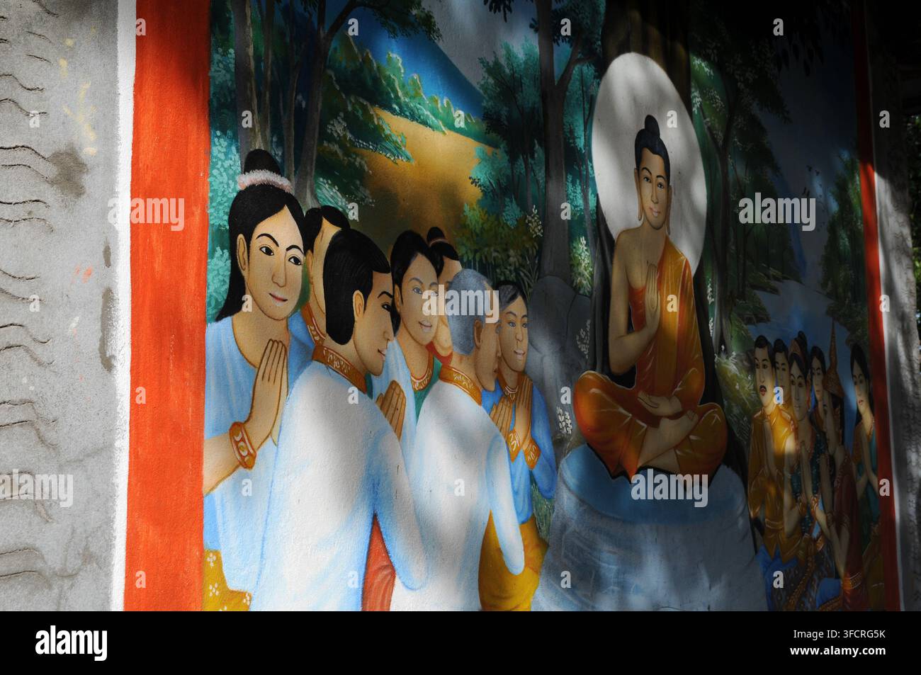 Un affresco che raffigura Buddha seduto in meditazione, circondato dai suoi discepoli in un ambiente boschivo sereno, tempio buddista, Boeng Mealea, Cambogia. Foto Stock