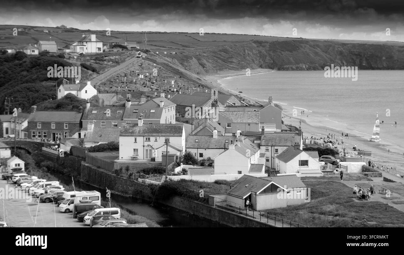 Il villaggio di Aberdaron nel Galles del Nord, ripreso guardando dall'alto l'intera città. Bianco e nero. Foto Stock