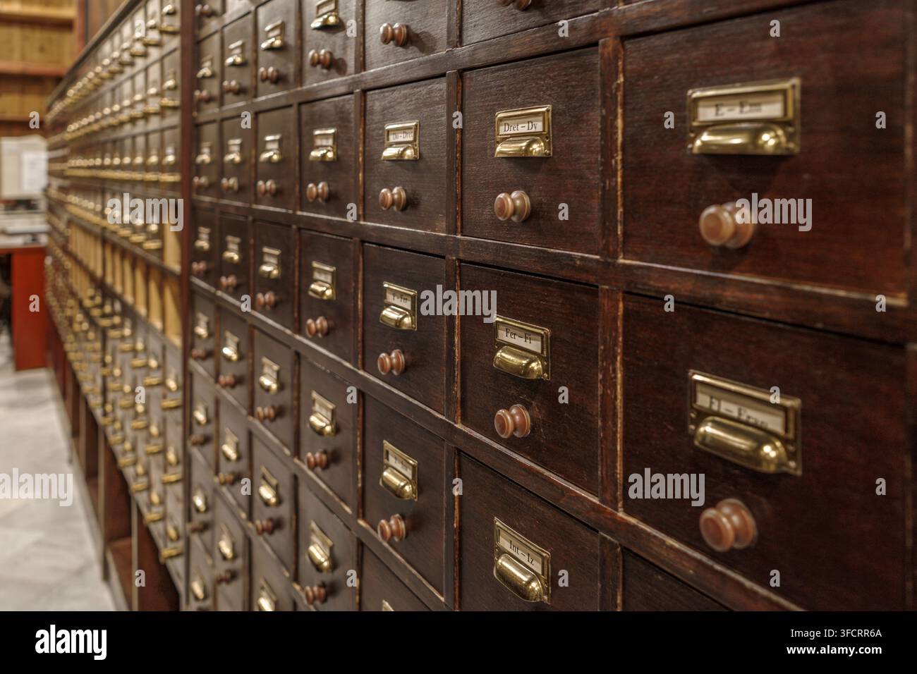 Barcellona – Spagna – Agosto, 4, 2026: Cassetti di legno vintage per il catalogo a schede presso la Biblioteca Pubblica Arus, armadio di indice antico, etichette, maniglie, storico Foto Stock