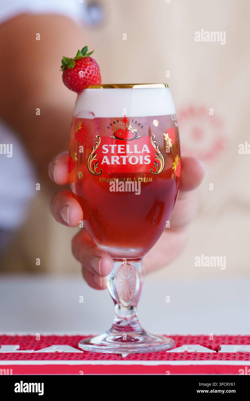 Fragole e Panna Stella Artois più grande Foto Stock