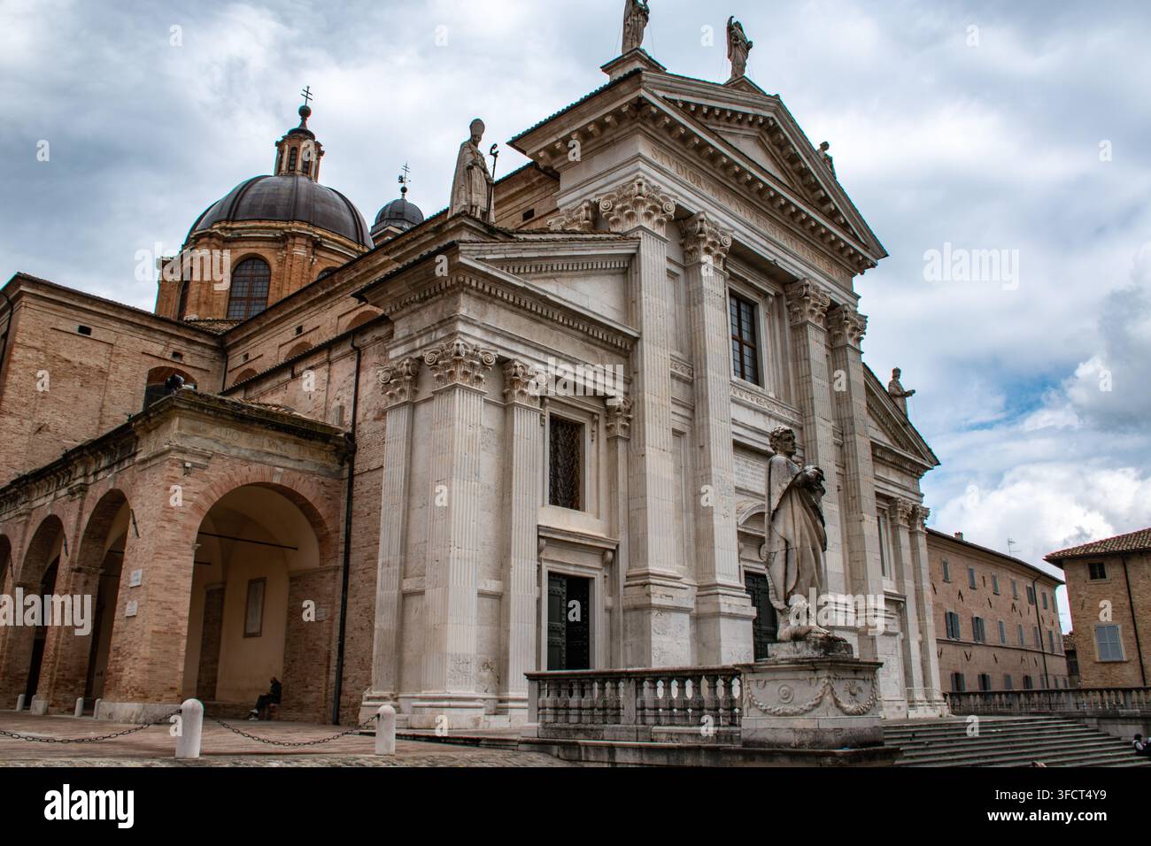 Cattedrale di Urbino, una cattedrale neoclassica sorprendente situata nella città italiana di Urbino. Foto Stock