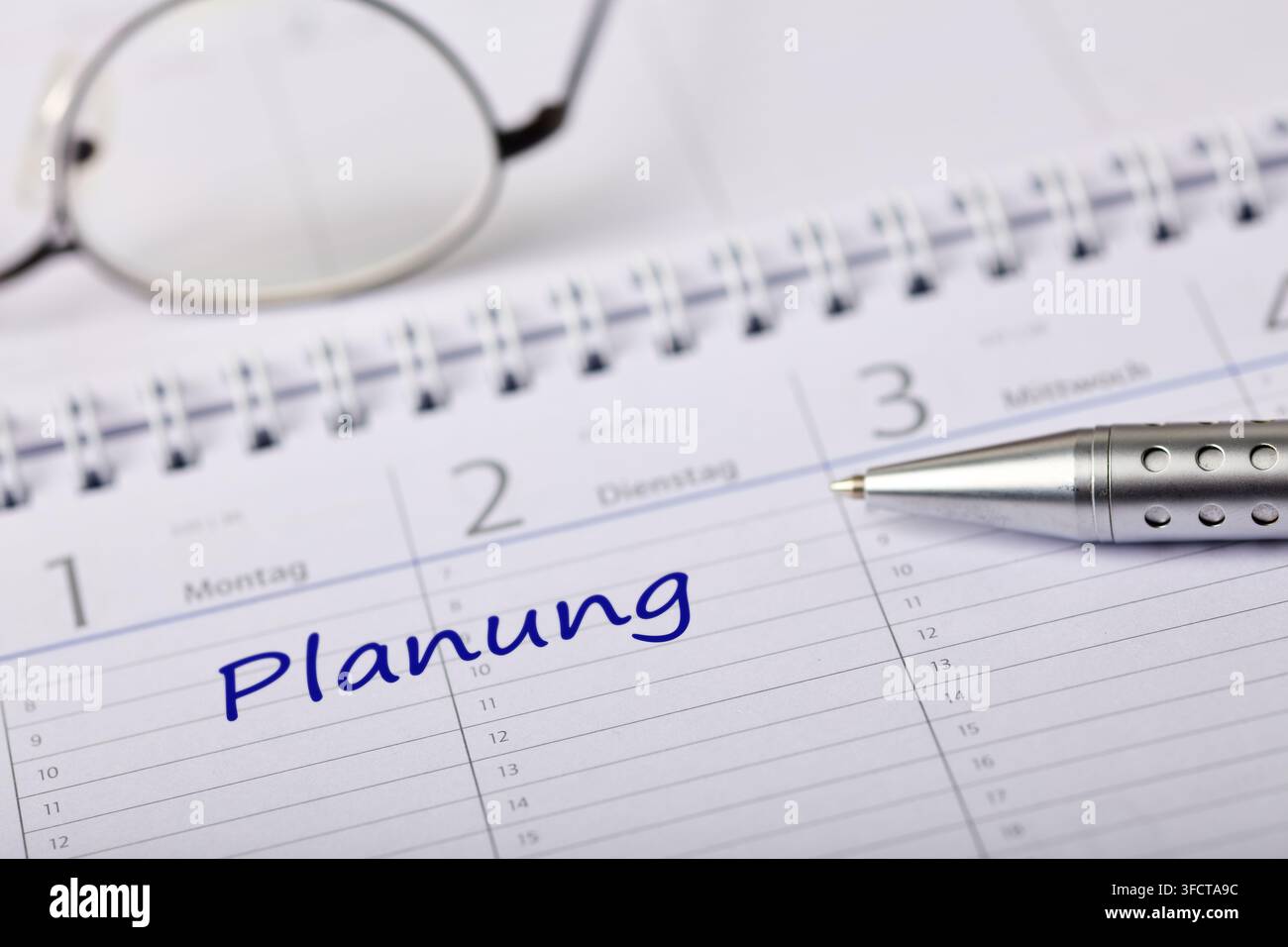 Calendario con la voce scritta a mano Pianificazione (tedesco per: Pianificazione) – immagine simbolica che rappresenta la programmazione, l'organizzazione e la preparazione strategica. Foto Stock