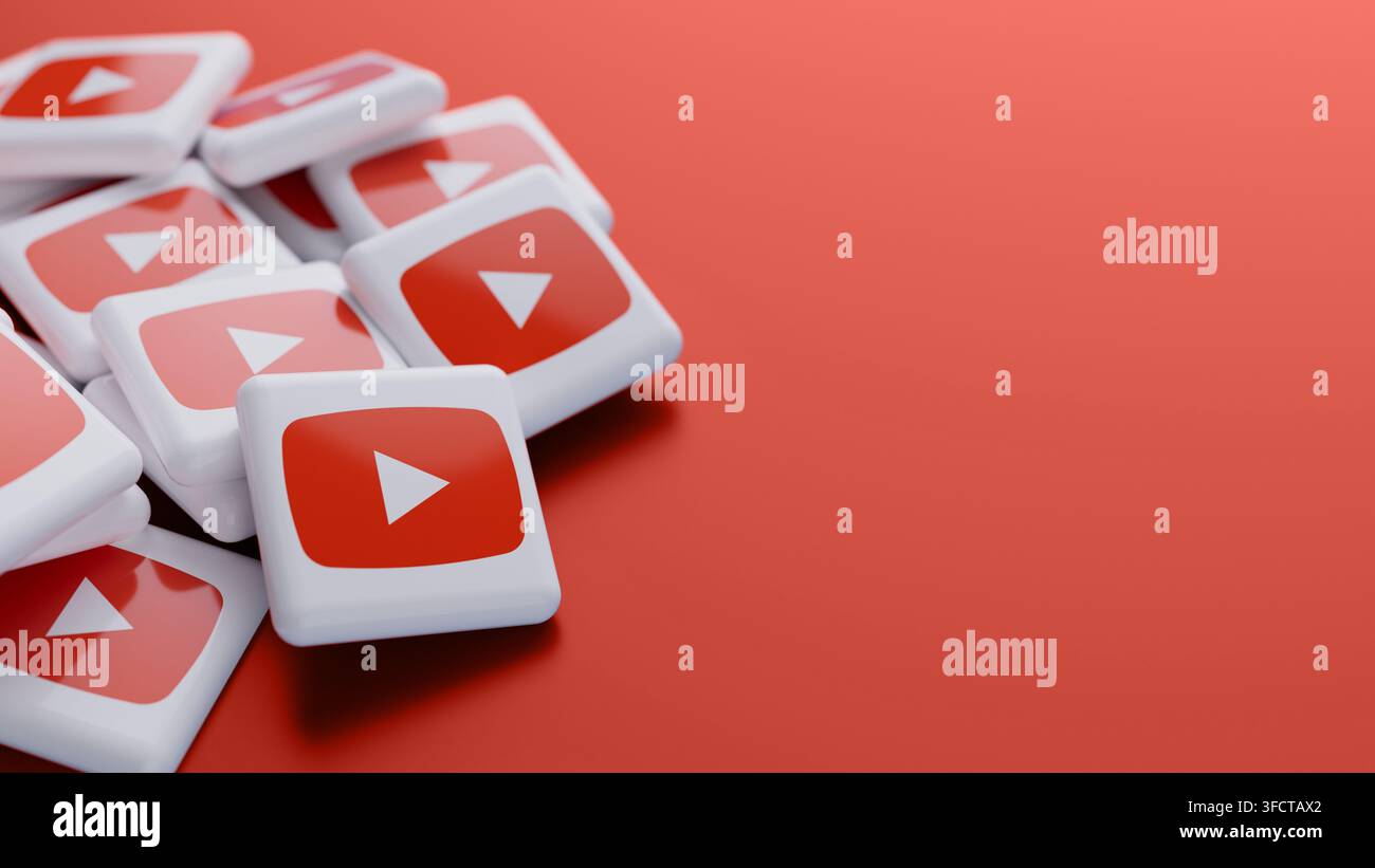 Primo piano del logo della piattaforma di condivisione video di YouTube in una pila su sfondo rosso con spazio di copia come intestazione banner Web Foto Stock