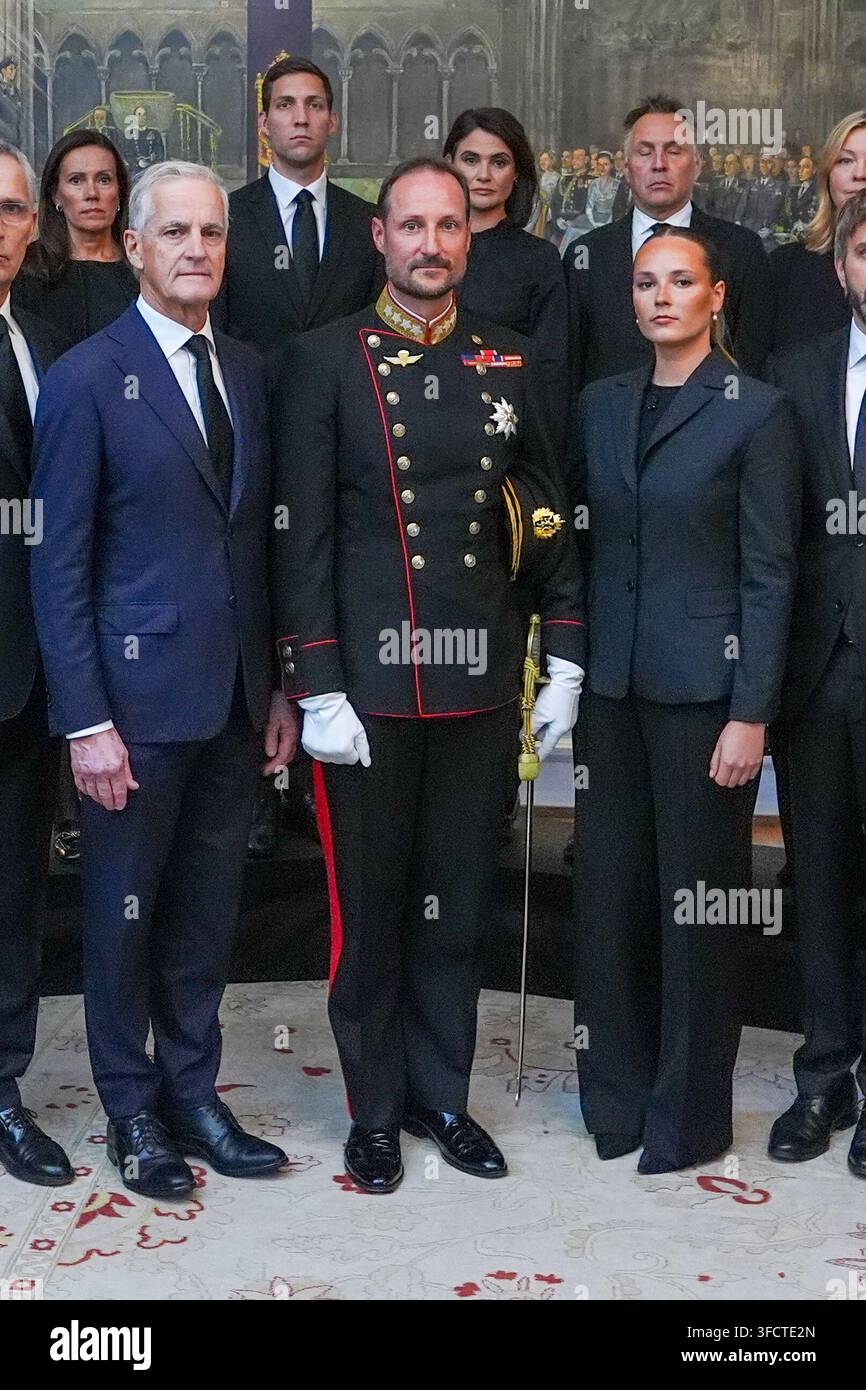 Oslo, Norvegia. 28 agosto, 2026. Oslo 20260828. Il nuovo re prende il nome di re Haakon VIII. La nuova principessa ereditaria prende il nome di principessa ereditaria Ingrid Alexandra. Il governo si riunisce per una riunione straordinaria del gabinetto a Palazzo, venerdì dopo la morte del re Harald V. Foto: Lise Aaserud/NTB/POOL Questo testo è tradotto automaticamente Credit: NTB/Alamy Live News Foto Stock