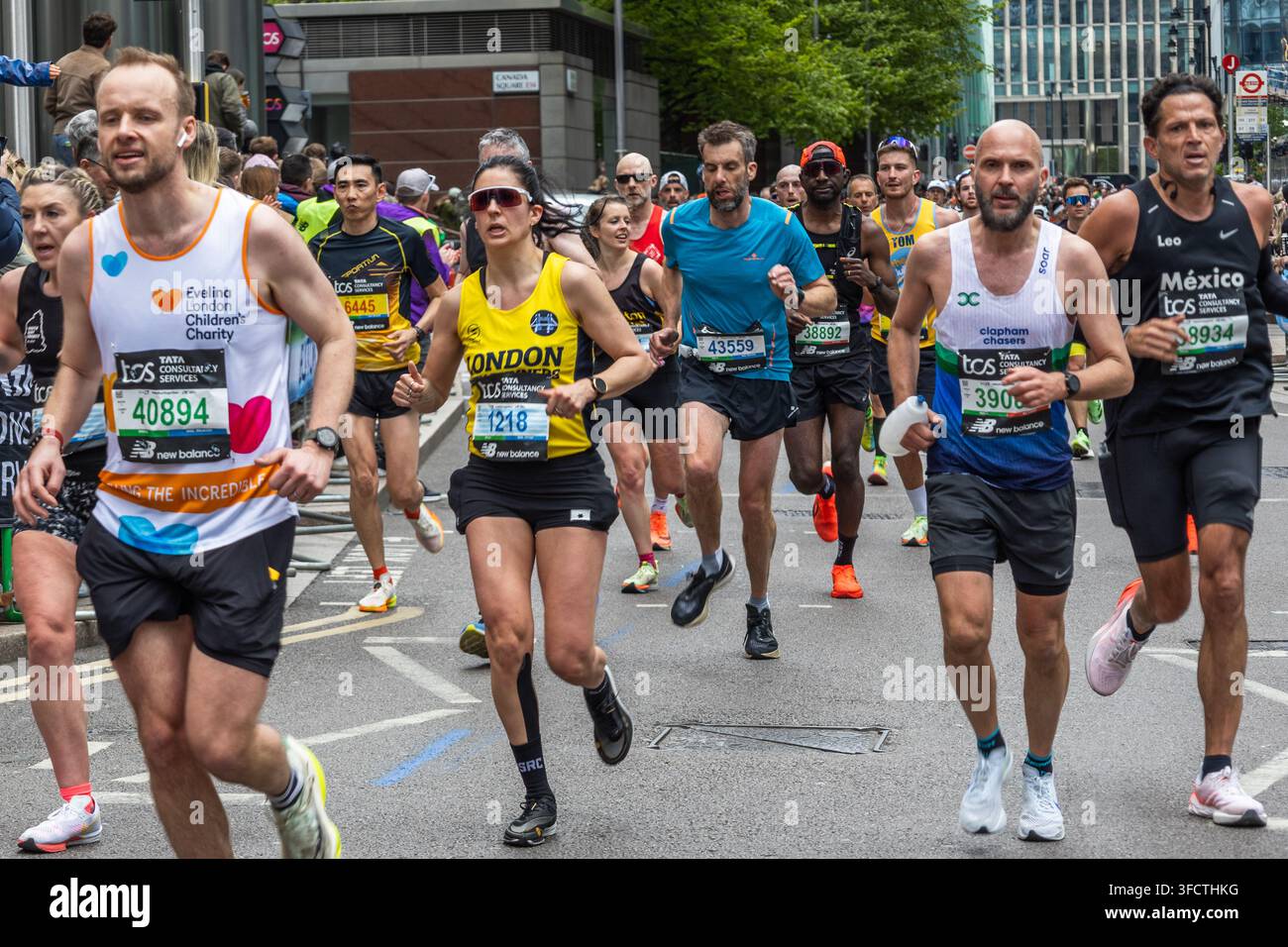 Atleti alla maratona che competono nella Maratona di Londra. Londra, Regno Unito, 21 aprile 2024 Foto Stock