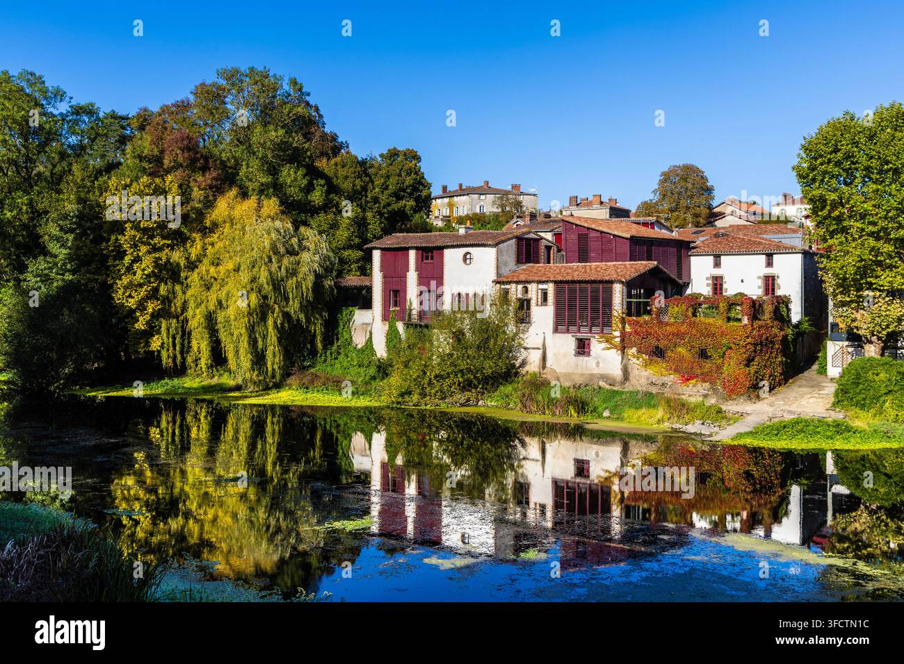 Case incantevoli lungo il fiume Sèvre Nantaise, Clisson, Loire Atlantique, Francia Foto Stock