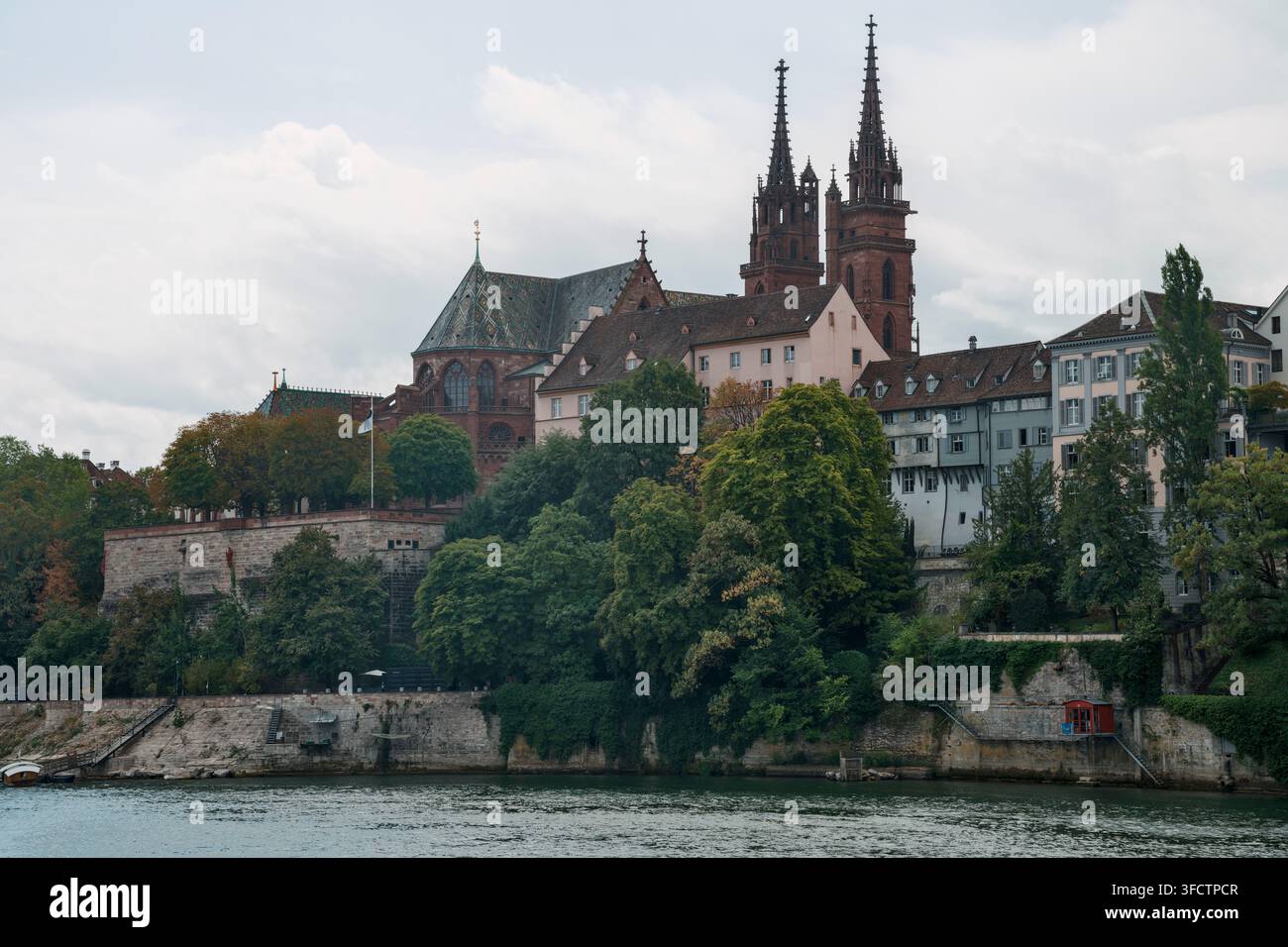 Cattedrale di Basilea con torri gemelle e vista storica del lungofiume della vecchia città sopra il Reno in Svizzera Foto Stock