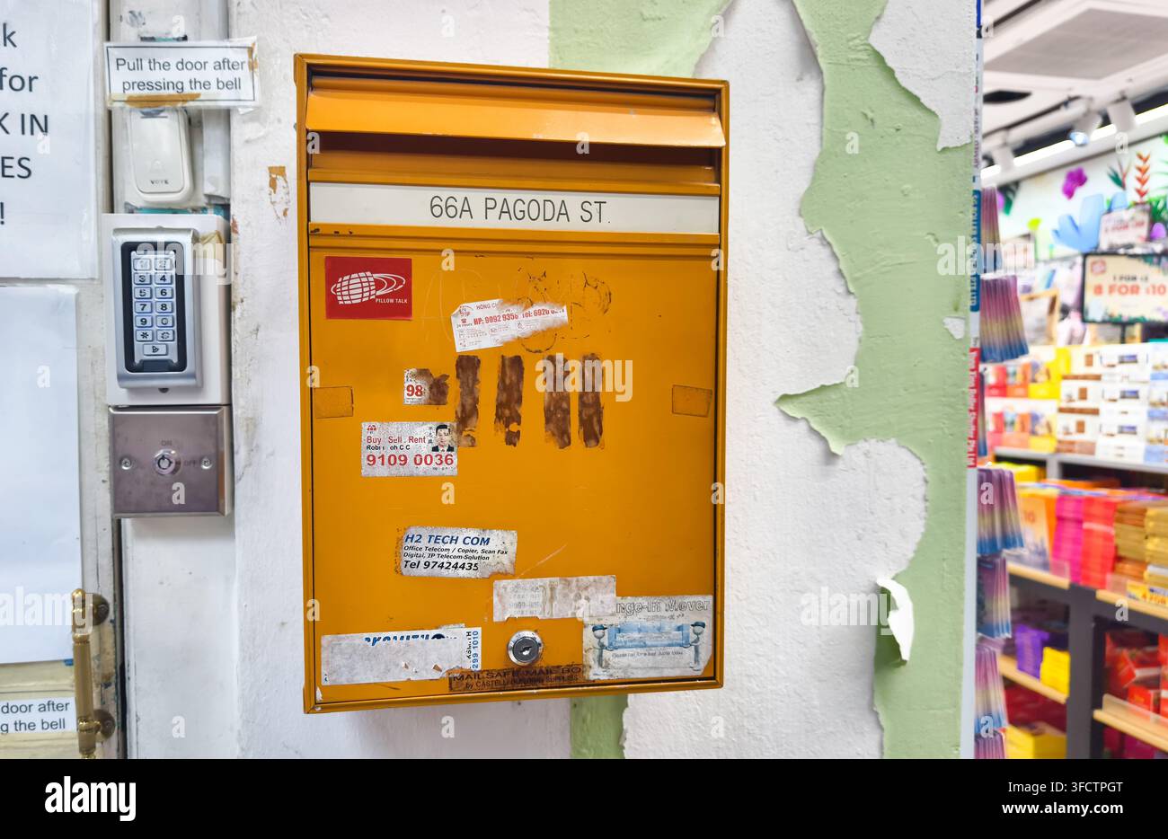 Cassetta postale montata a muro gialla o punto di consegna della posta, situata al 66A Pagoda Street nell'area di Chinatown di Singapore Foto Stock