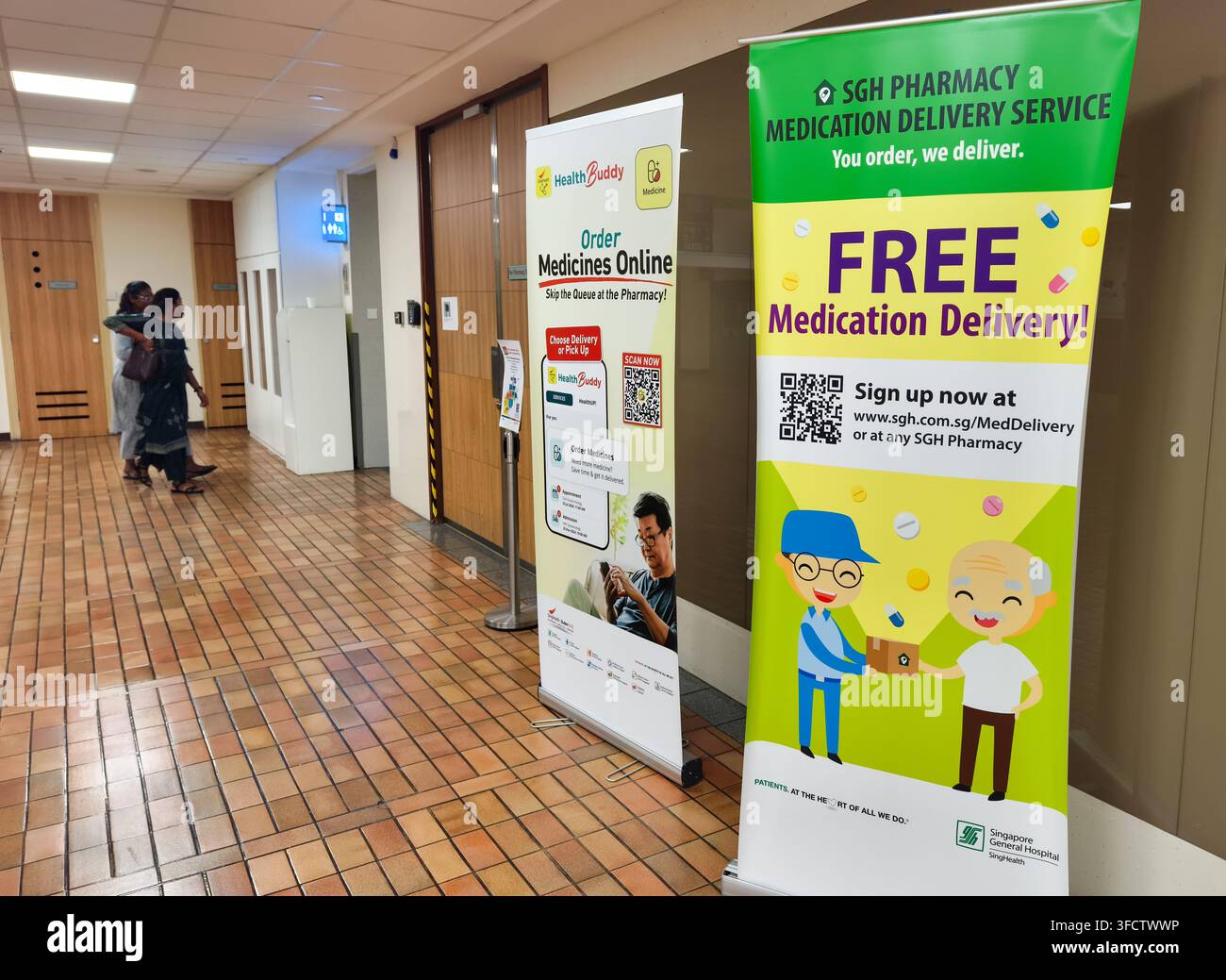 Banner promozionale a strappo per il servizio di consegna farmaci della farmacia del Singapore General Hospital (SGH), che pubblicizza la consegna gratuita dei farmaci Foto Stock