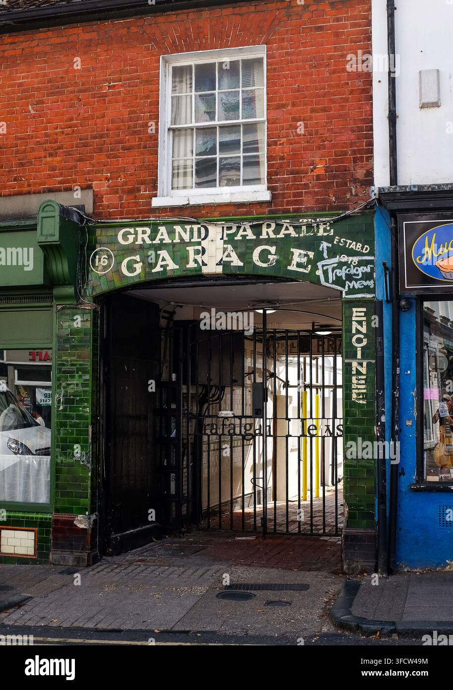 Brighton Street Views UK 2026 - Il vecchio garage Grand Parade in Trafalgar Street Foto Stock