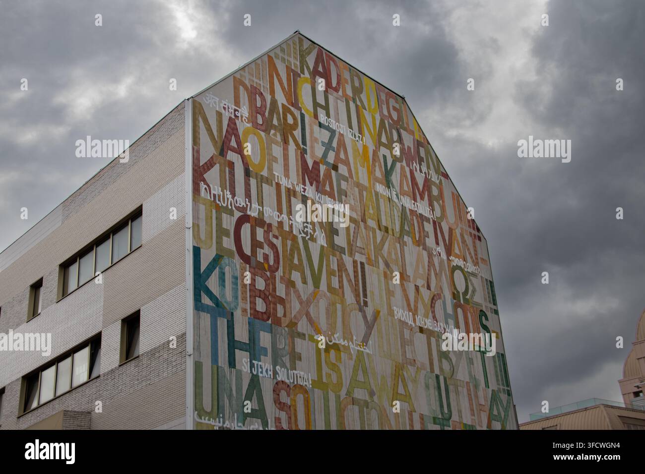 Grandi lettere colorate coprono la facciata laterale di un edificio moderno. Foto Stock