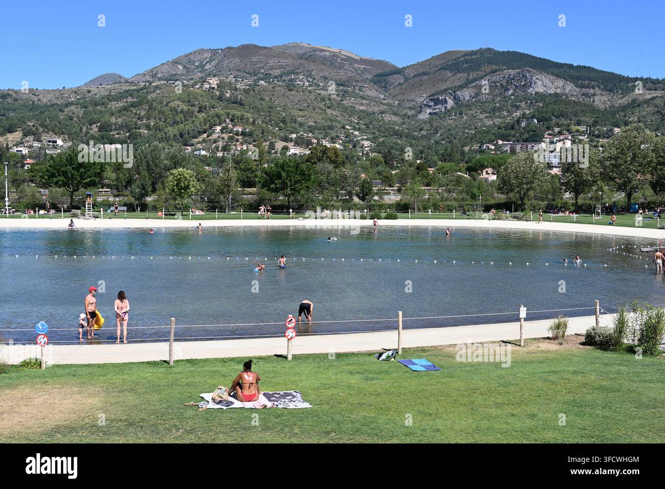 Piscina municipale all'aperto, piscina a forma ovale o Plan d'Eau Digne o Digne-les-Bains Alpes-de-Haute-Provence Provenza Francia Foto Stock
