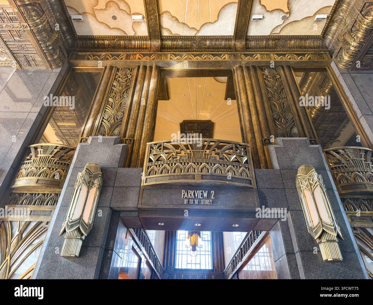 Lobby interna in stile Art Deco del Parkview Square a Singapore, nota per la sua architettura maestosa ispirata agli anni '20 Foto Stock