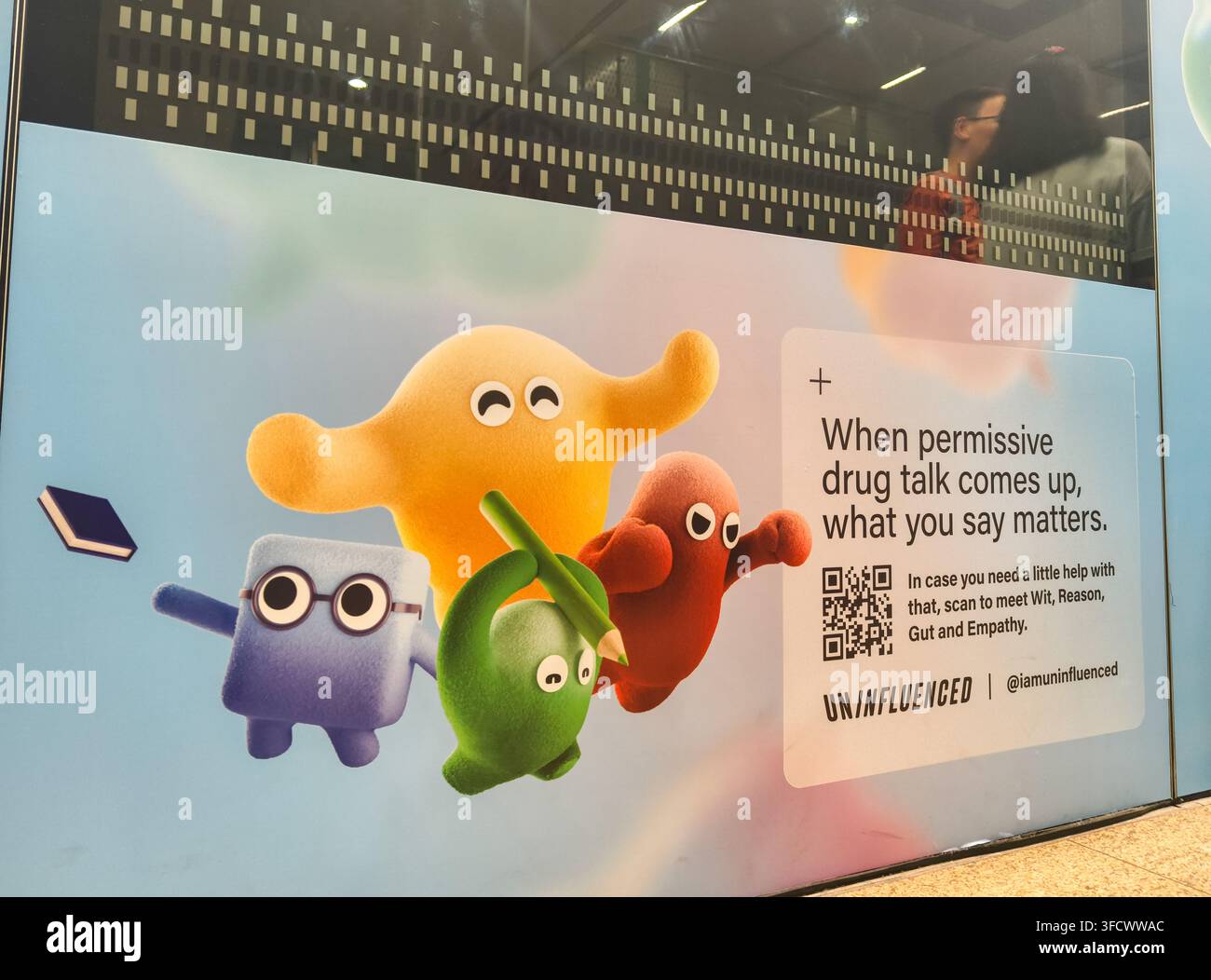 Pubblicità di sensibilizzazione anti-droga di Uninfluenced in collaborazione con il Central Narcotics Bureau a Singapore Foto Stock