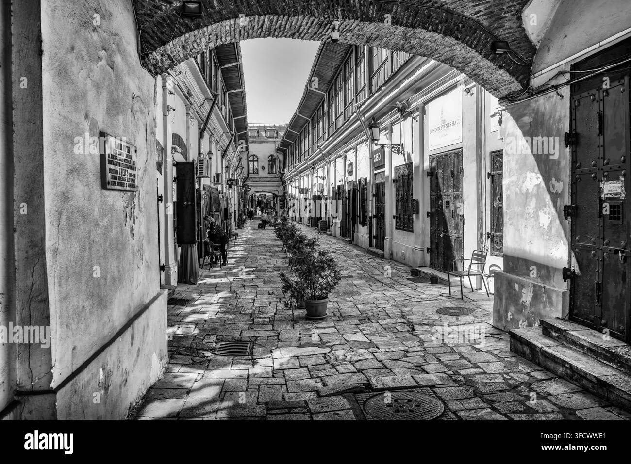 Strada Hanul cu Tea passaggio storico con negozi artigianali nel quartiere della vecchia città di Lipscani che collega Strada Lipscani e Strada Blanari, Bucarest, Romania Foto Stock