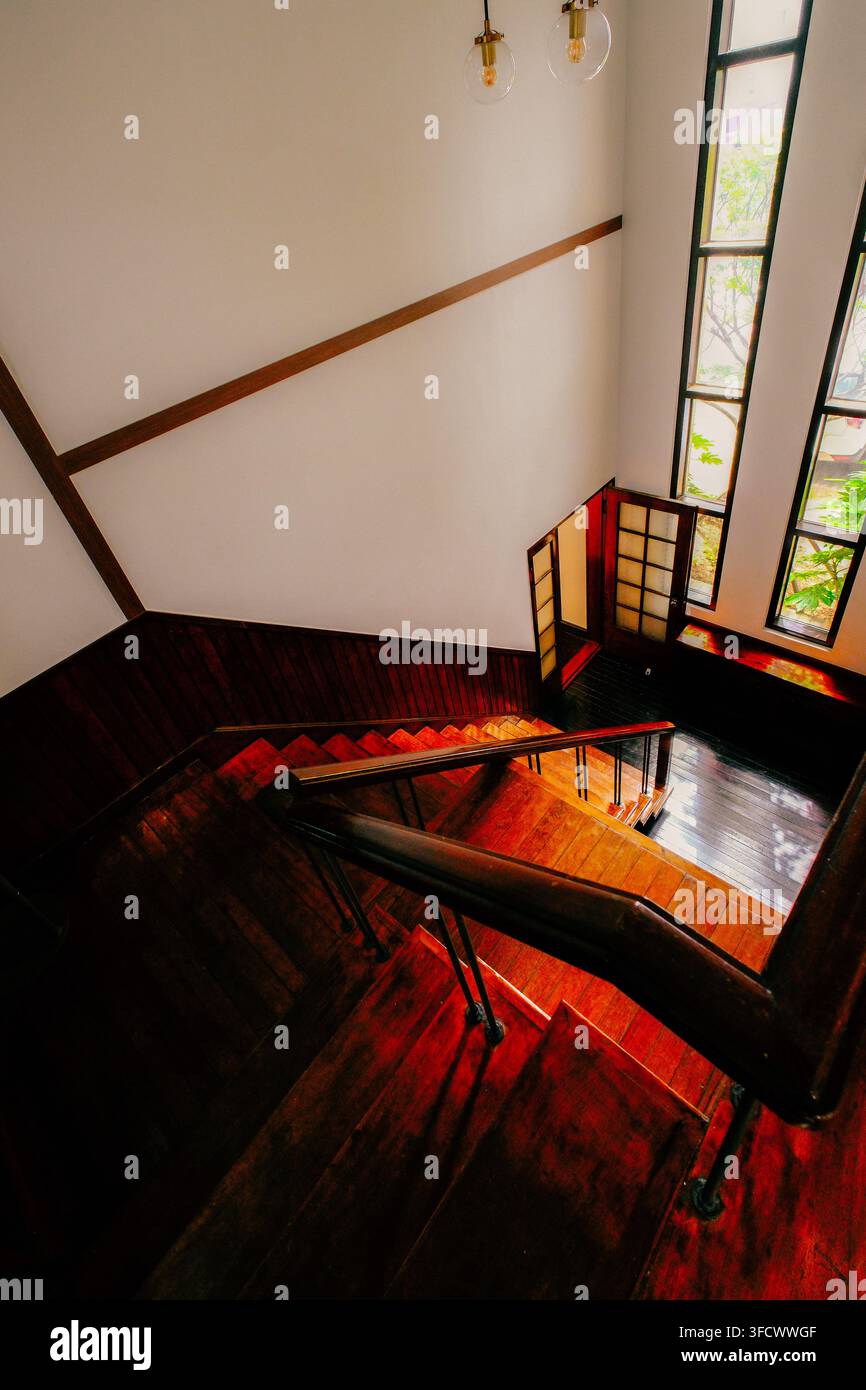 Scalinata in legno all'interno di un edificio storico dell'era coloniale giapponese a Busan, in Corea del Sud, che conserva l'architettura tradizionale dei primi del XX secolo Foto Stock