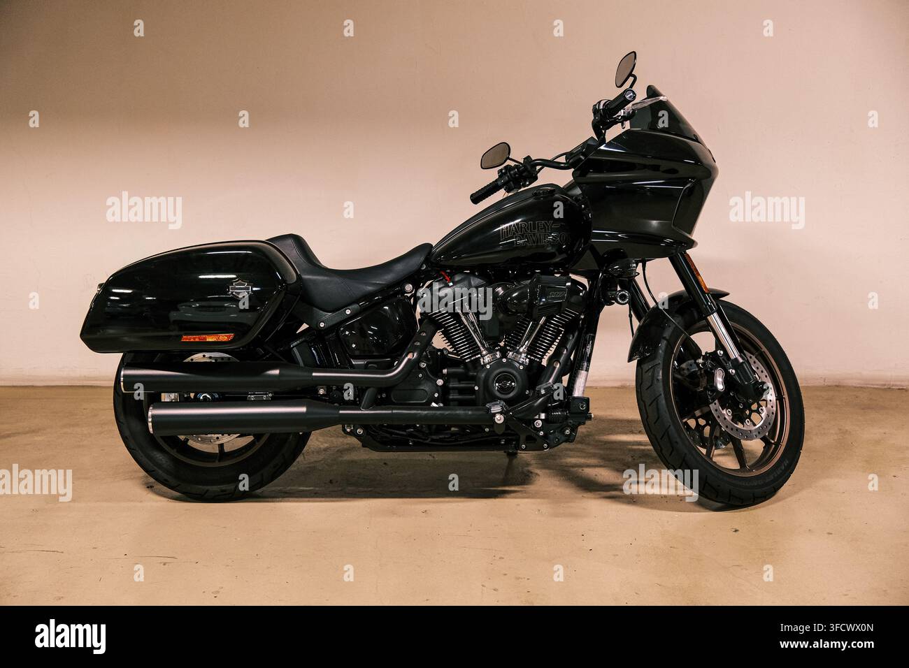 Moto Harley-Davidson nera parcheggiata nel garage di Haeundae I'Park a Marine City, Busan, Corea del Sud. Foto Stock