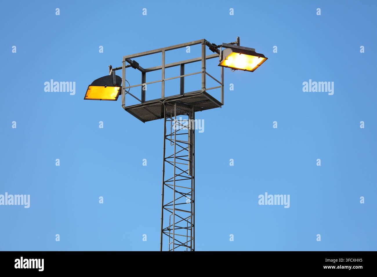 Illuminazione ad alto palo. Palo di illuminazione per aree industriali su struttura portante a traliccio in acciaio tubolare in Danimarca. Foto Stock