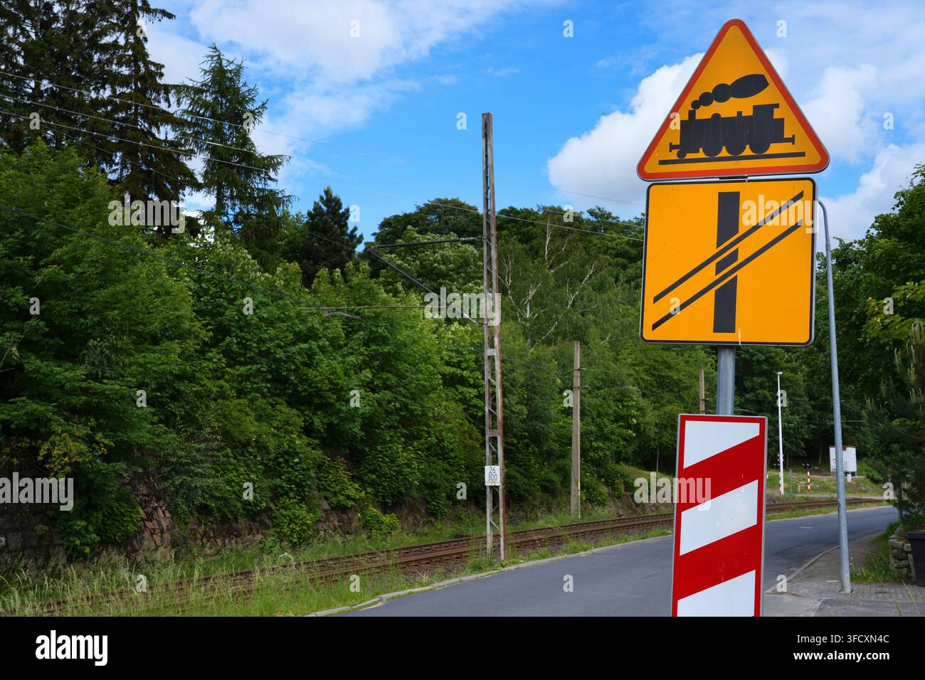 Segnale stradale di passaggio a livello senza barriere davanti. Segnale stradale a Szklarska Poręba, Polonia. Foto Stock