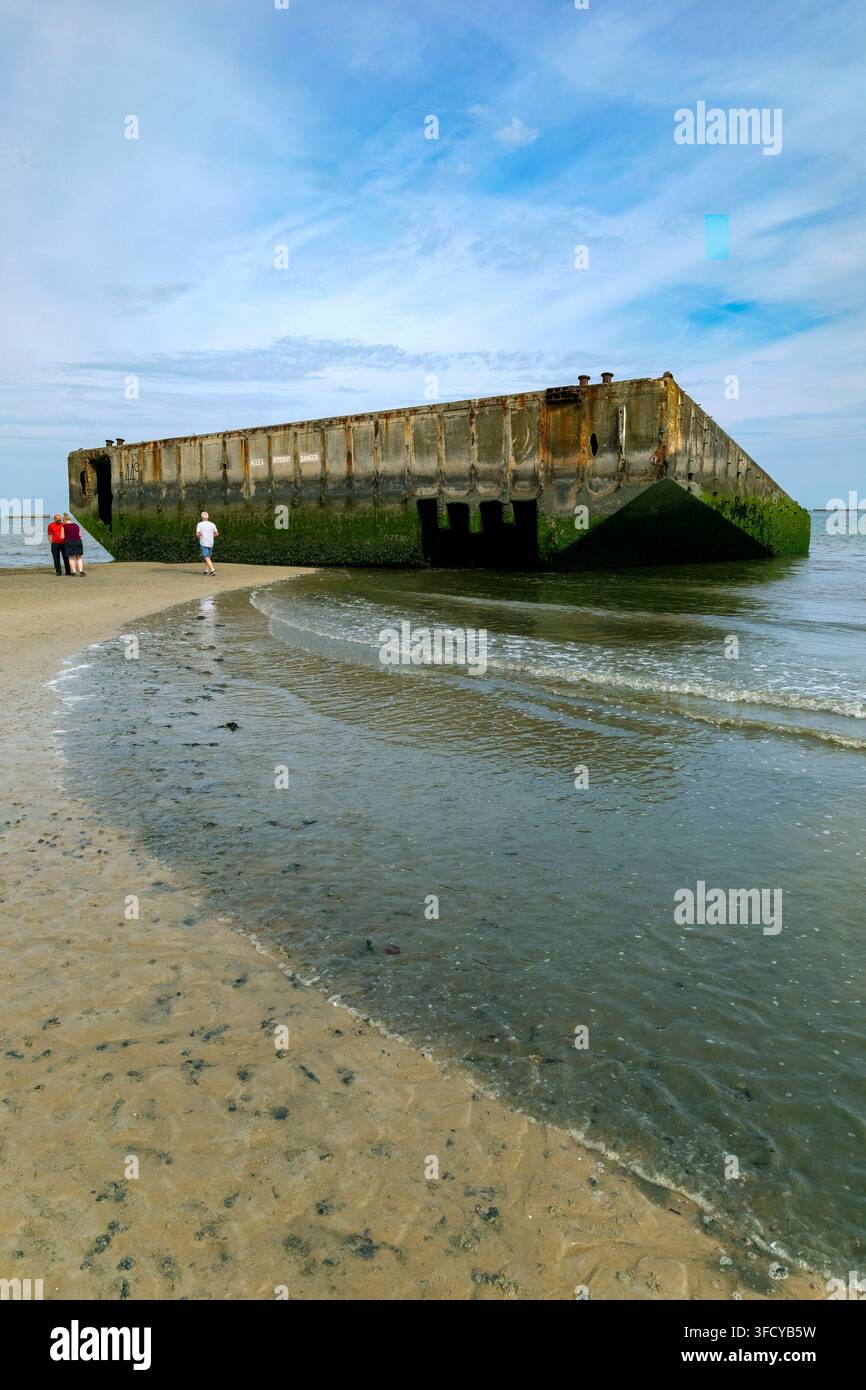 Resti del cassone prefabbricato, artificiale e portatile Mulberry B della Seconda Guerra Mondiale per i porti del D-Day sulla spiaggia di Arromanches-les-Bains, Normandia, Francia Foto Stock