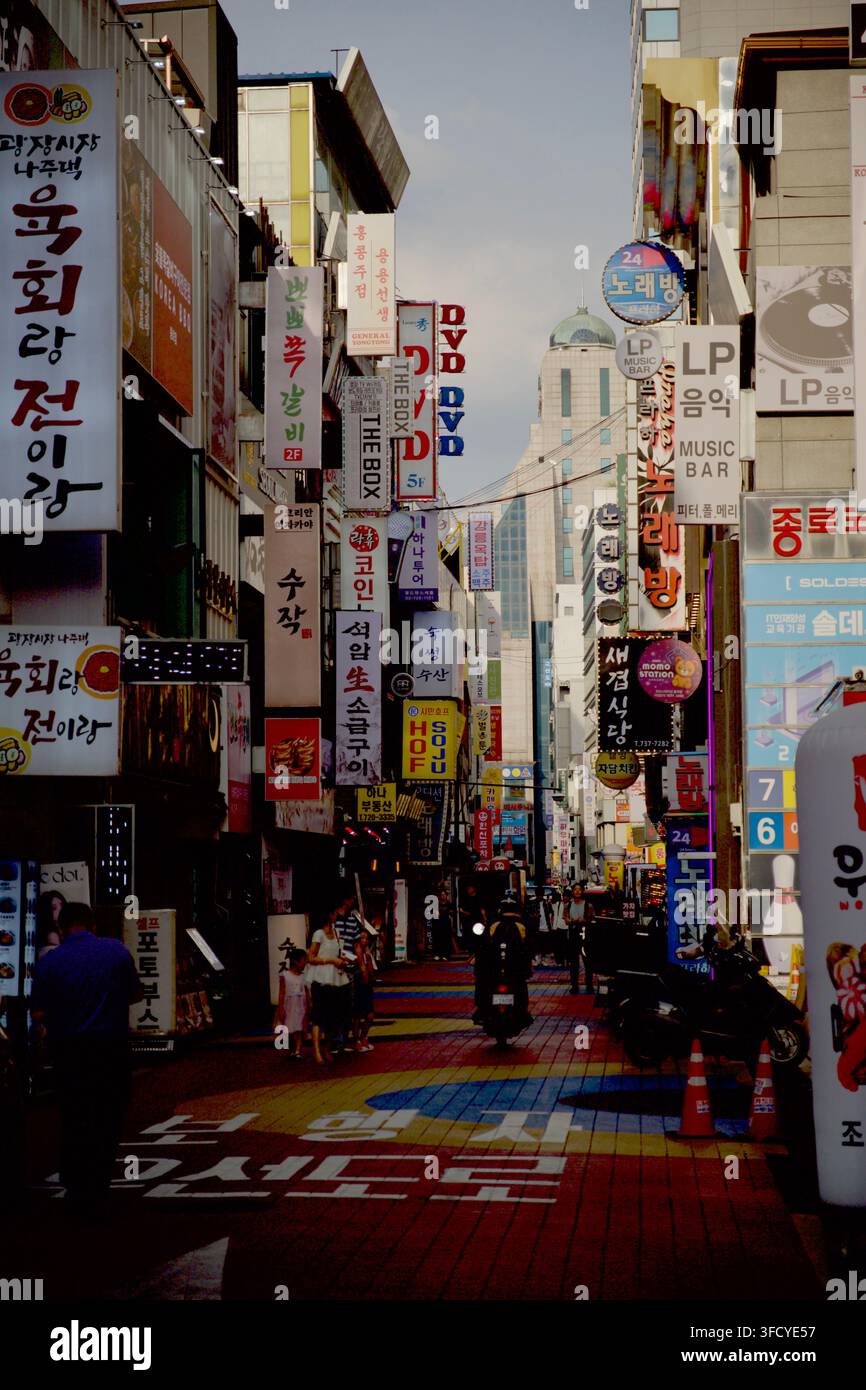 Seul, Corea del Sud - 24 maggio 2026: Pedoni e insegne al neon delimitano una vivace via dello shopping nel distretto di Jongno Foto Stock