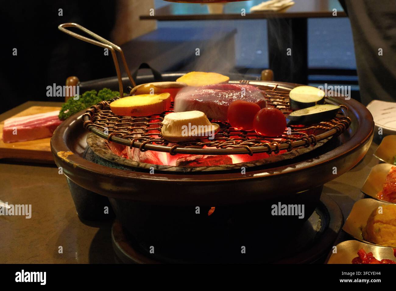 Barbecue coreano con carne e verdure cotto su brace di carbone ardente Foto Stock