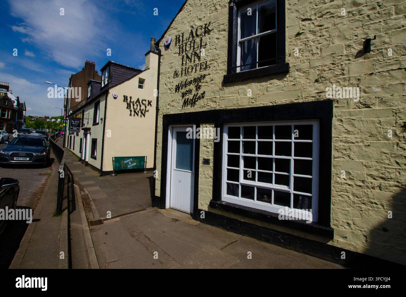 Vista generale di Main Street a Moffat, Dumfries e Galloway, Scozia, Regno Unito. Il Black Bull Inn and Hotel è un pub molto antico dove il famoso poeta Robert Burns amava spesso bere - Foto: Geopix/Bill Mitchell Foto Stock